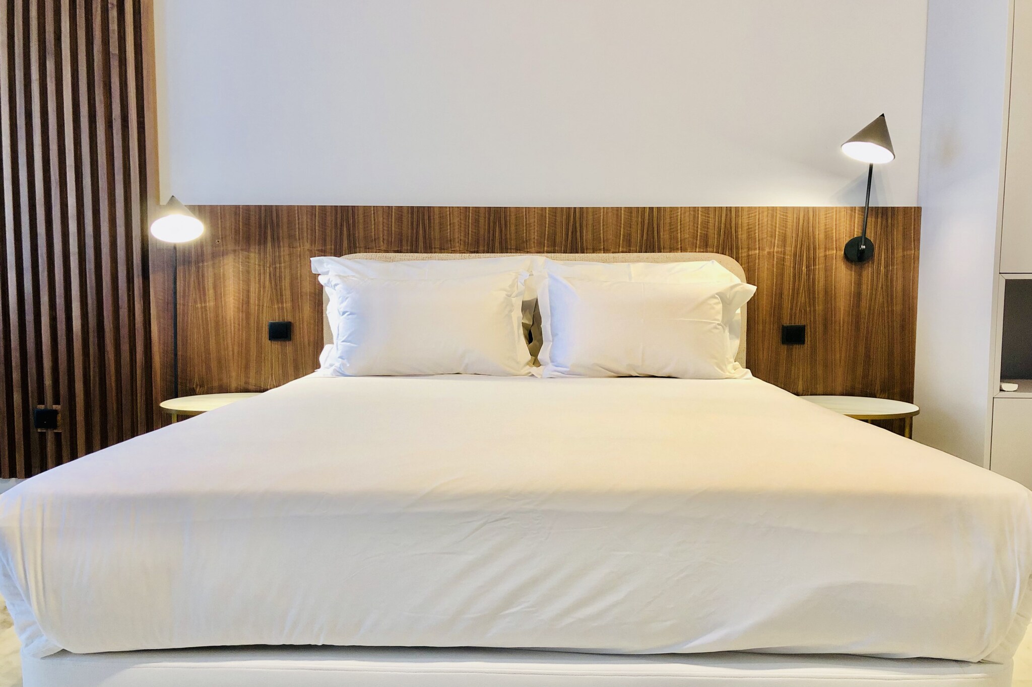 On the 3rd floor: (Kitchen(electric kettle, toaster, coffee machine, microwave, fridge-freezer, Juicer, dishes and cutlery, Cooking basics), Living/bed room(double bed, TV, seating area), bathroom(shower, washbasin, toilet, hairdryer), Internet access)\n\nElevator, TV, tumble dryer, washing machine, air conditioning, iron