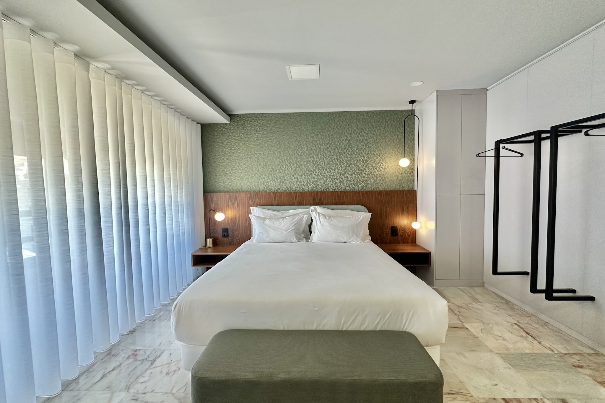 On the 4th floor: (Kitchen(electric kettle, toaster, coffee machine, microwave, fridge-freezer, Juicer, dishes and cutlery, Cooking basics), Living/bed room(double bed, TV, seating area), bathroom(shower, washbasin, toilet, hairdryer), Internet access)\n\nElevator, tumble dryer, washing machine, air conditioning, iron