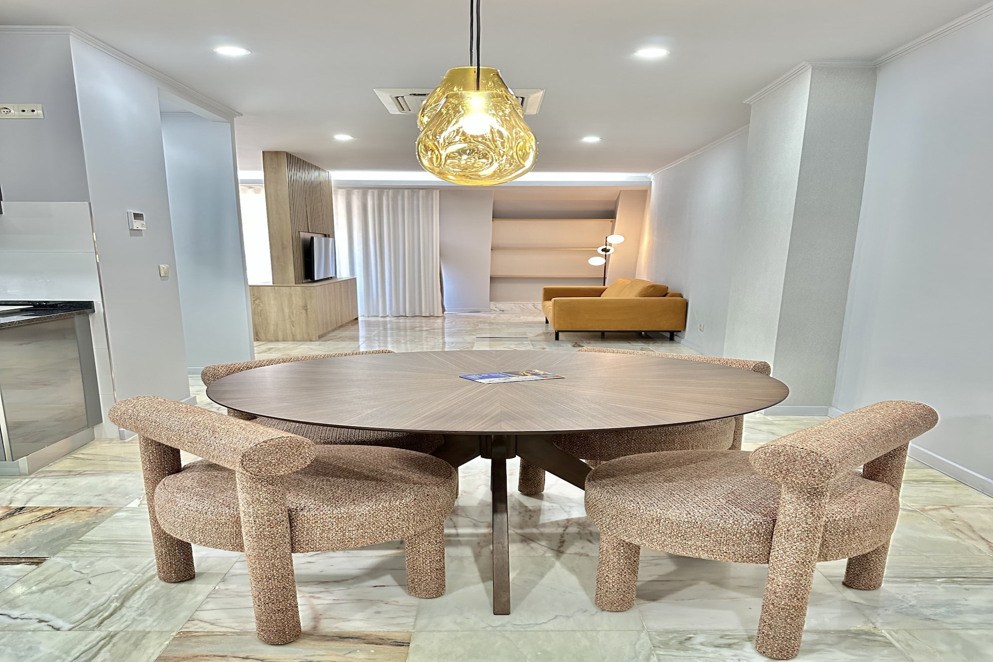 This stylish and modern 65 m² studio in Porto offers a comfortable stay for up to 2 guests. Furnished with contemporary decor, the studio features a range of amenities, including air conditioning, Wi-Fi, and a TV with multiple channels. The independent kitchen is fully equipped with a fridge, microwave, oven, freezer, dishwasher, coffee maker, toaster, kettle, juicer, and all the necessary crockery and cutlery to prepare meals. Additional amenities such as a hairdryer, iron, and a lift provide added convenience during your stay.
The studio is ideally located in Porto’s vibrant urban center, with easy access to key attractions and transport links. The metro station "Bolhão" is just 5 meters away, and the São Bento train station is only 750 meters from the property. A supermarket ("Pingo Doce - Sá da Bandeira") is conveniently located just 130 meters away, and the famous Ribeira district is a 1 km walk. The stunning Praia do Carneiro beach is just 7 km away, while the airport is located 17 km from the studio.
Perfect for those looking to explore Porto, the studio provides an excellent base for both leisure and business travelers. Its prime location ensures easy access to public transport, local markets, and nearby attractions, while the well-appointed amenities ensure comfort and convenience throughout your stay.