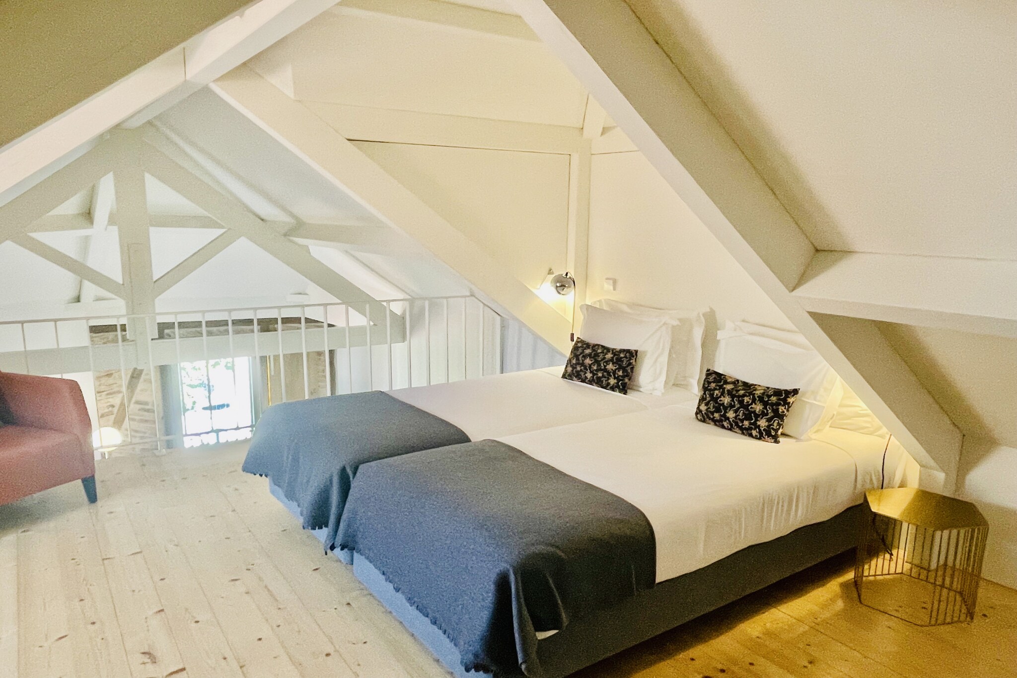 Kitchen(electric kettle, toaster, coffee machine, oven, microwave, fridge-freezer, dishes and cutlery, Cooking basics), Living/diningroom(TV, dining table, seating area), bedroom(single bed, single bed, single bed), bathroom(shower, washbasin, toilet, hairdryer), Internet access, balcony, heating(electric), air conditioning, iron