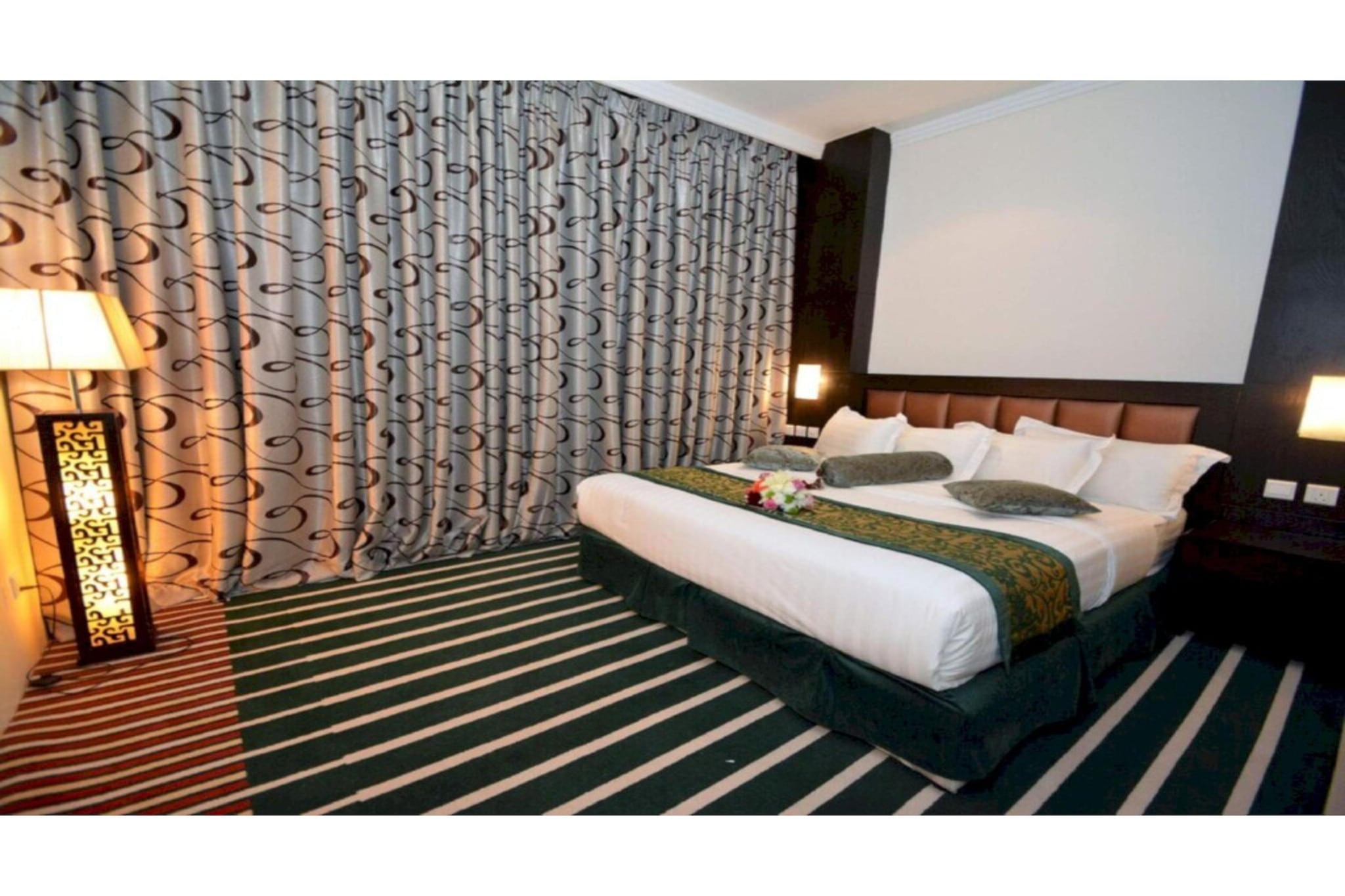 Modern & King Stay in Sunday Millennia