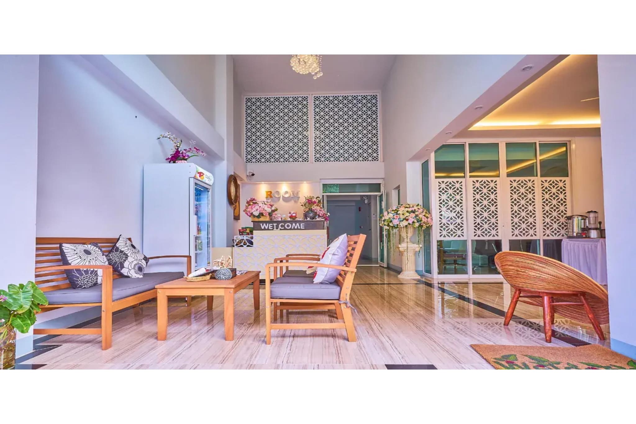 Ground floor: (bedroom(double bed, TV, air conditioning), bathroom(shower, washbasin, toilet, urinal))