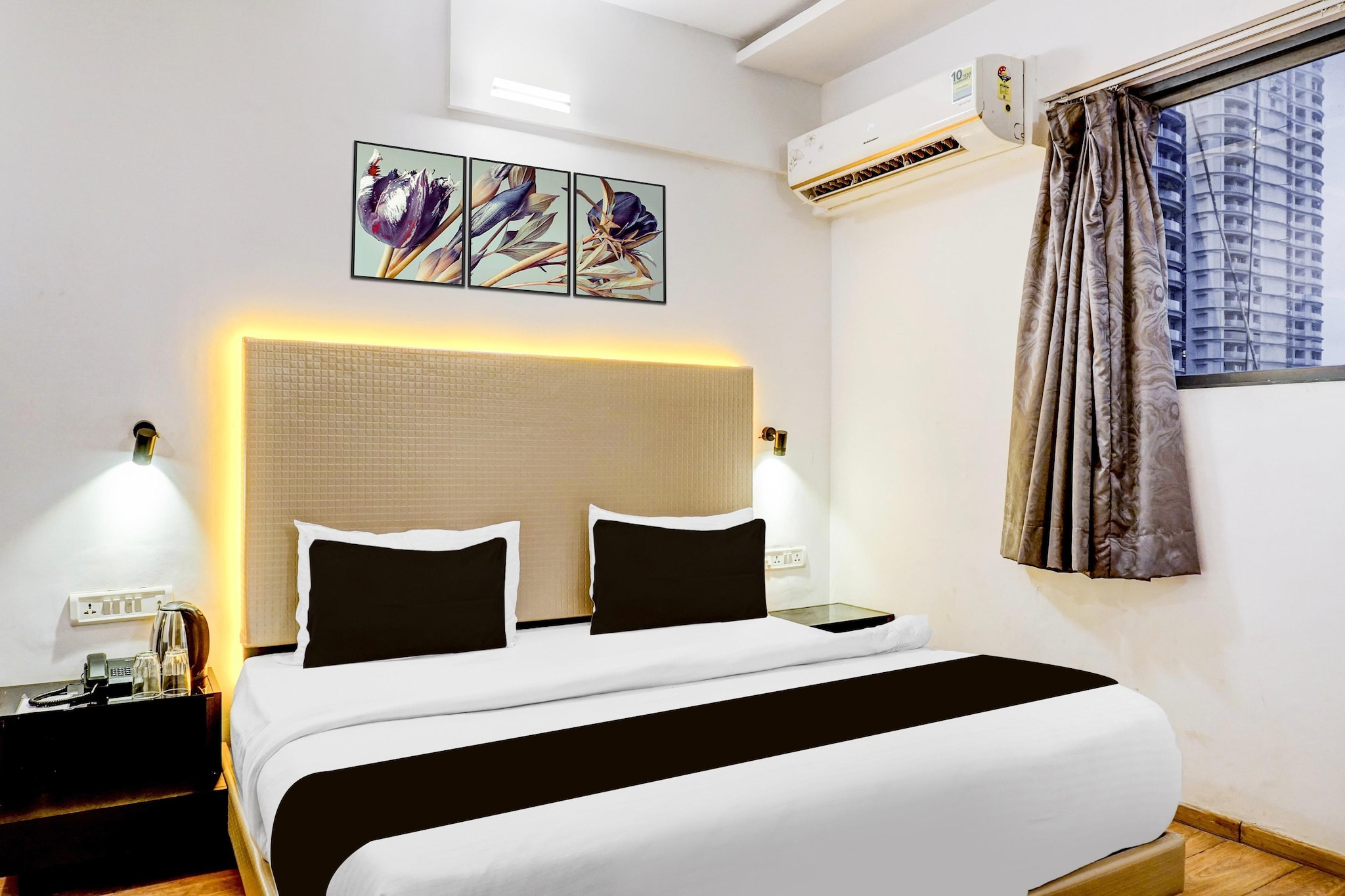 Ground floor: (bedroom(double bed, Floor mattress), bathroom, TV, seating area, electric kettle, bathtub or shower, shower, washbasin, toilet, air conditioning, lift, hairdryer, Towels incl., Laundry Package for a fee, telephone, shampoo, body soap, hot water)