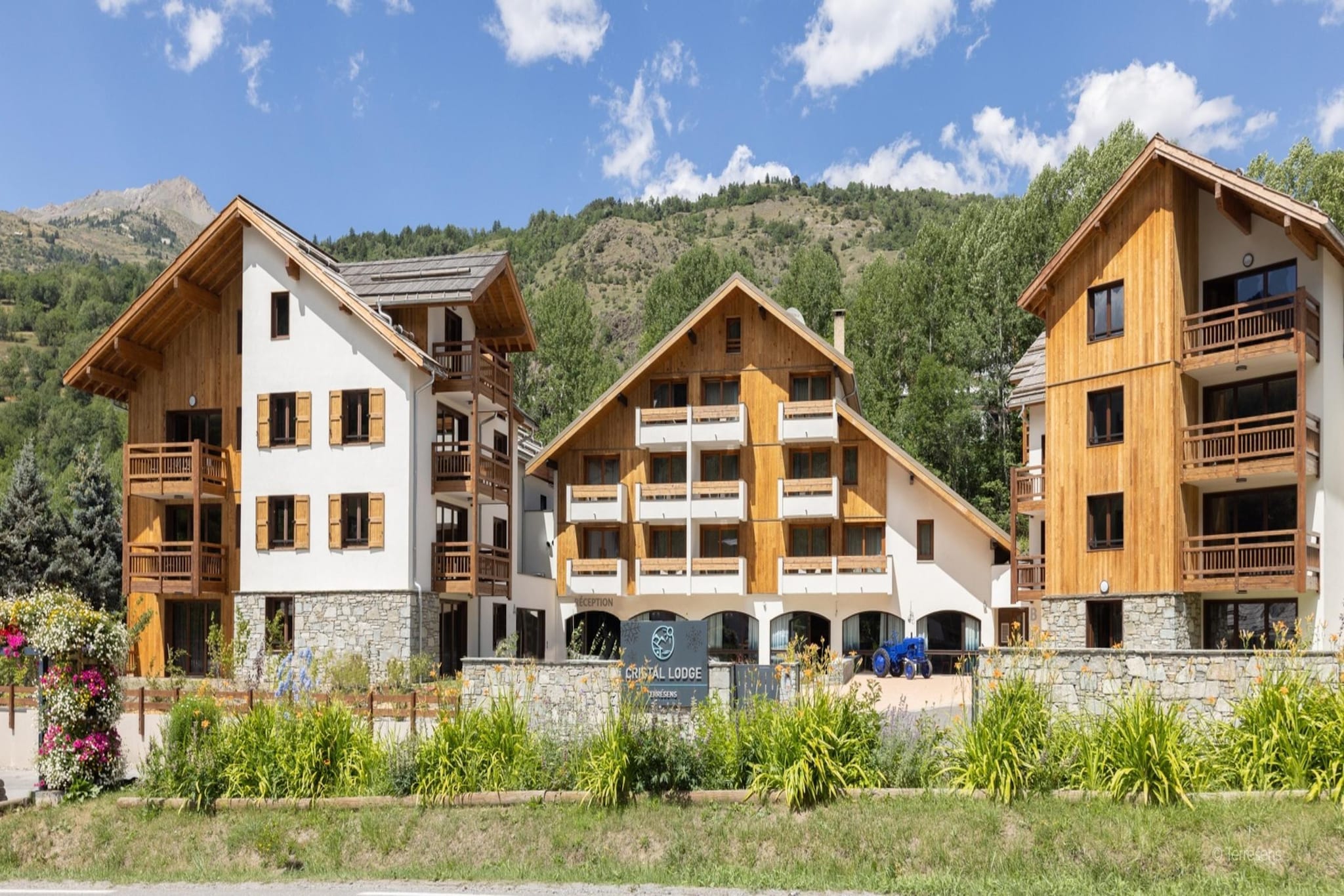 SERRE CHEVALIER Le Cristal Lodge-S12S-Buitenkant zomer