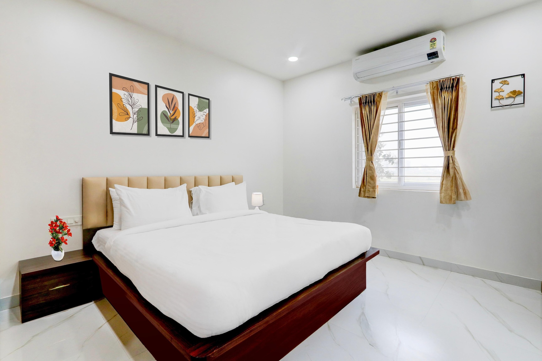 Ground floor: (bedroom(double bed), bathroom(lift), TV, seating area, electric kettle, bathtub or shower, shower, washbasin, toilet, air conditioning, parking, Towels incl., telephone, shampoo, body soap, hot water, Dedicated workspace)