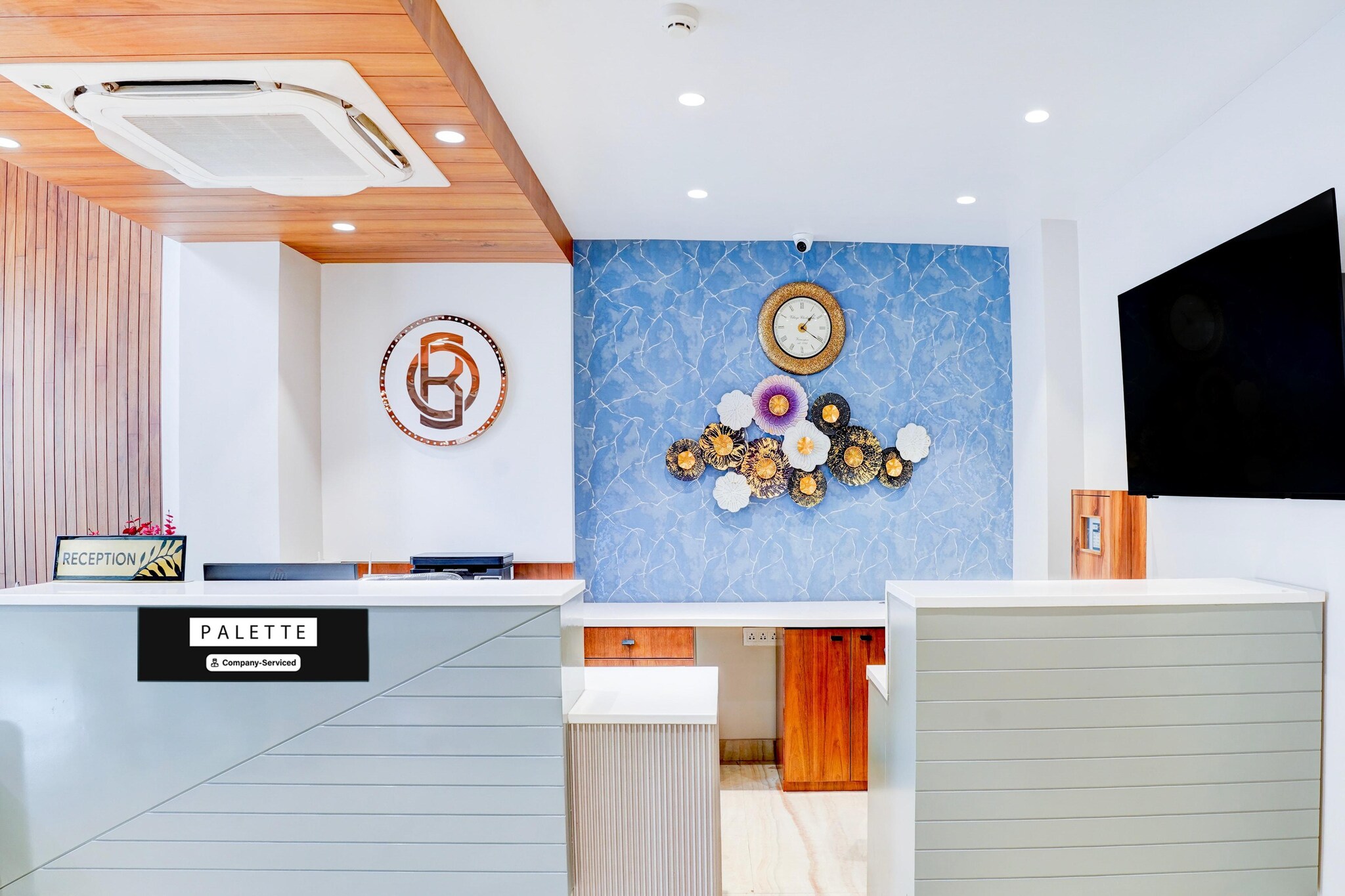 Ground floor: (bedroom(double bed, TV, seating area, air conditioning, telephone, Floor mattress), bathroom(bathtub or shower, shower, washbasin, toilet, Towels incl., shampoo, body soap, hot water), lift)