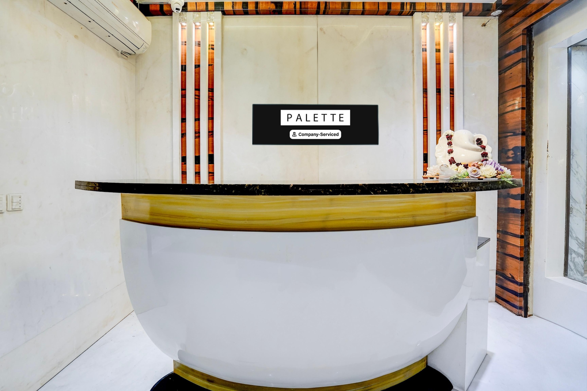 Ground floor: (bedroom(double bed), bathroom(lift), TV, seating area, electric kettle, bathtub or shower, shower, washbasin, toilet, receptions, air conditioning, Towels incl., telephone, shampoo, body soap, hot water, Dedicated workspace)