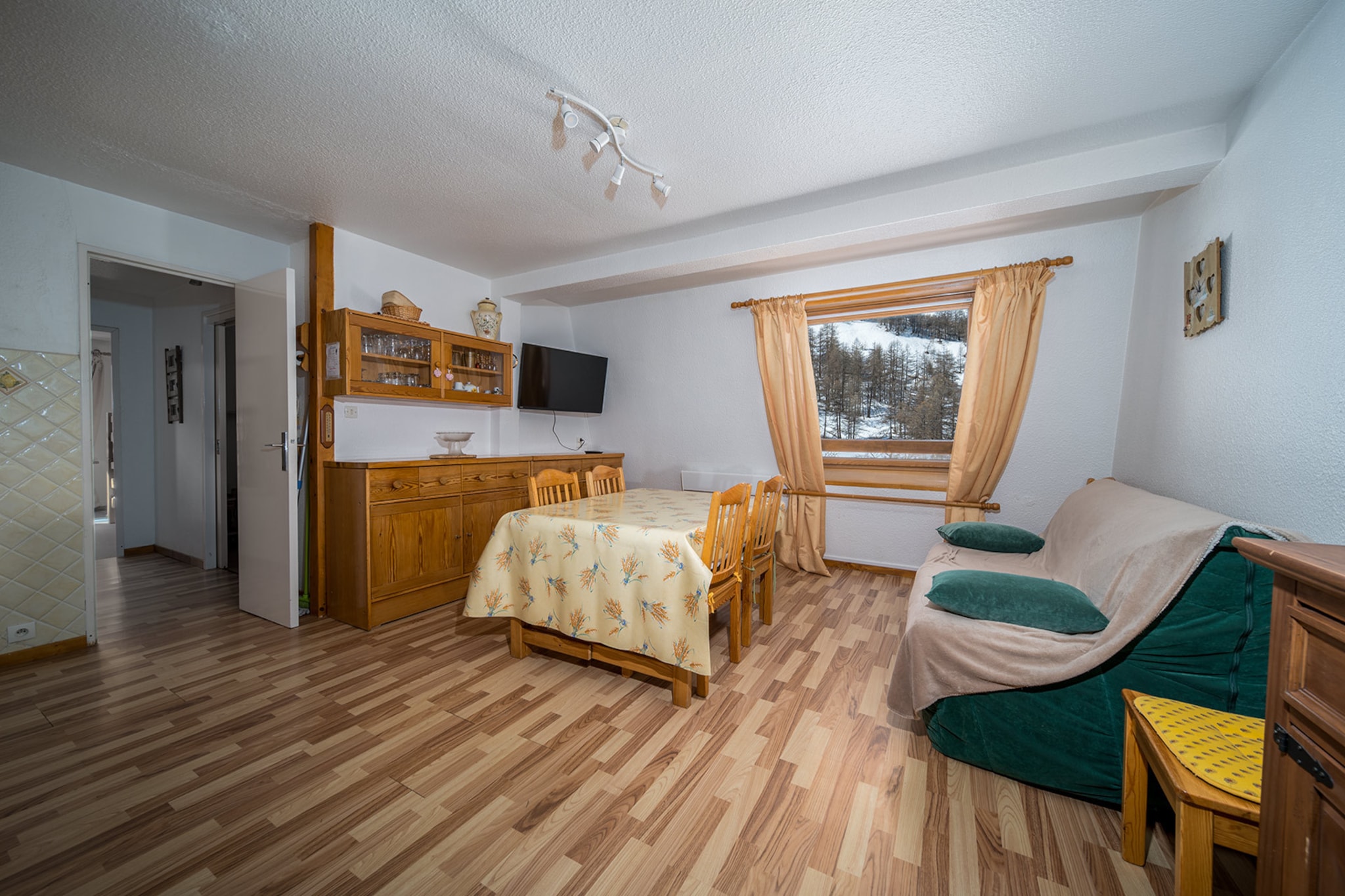 Property, along with its stunning mountain views, offers a cozy and comfortable retreat in Allos. This non-smoking apartment is ideal for up to eight guests, featuring two bedrooms, a spacious living room, and a fully equipped kitchen with a fridge and coffee machine. A bathroom with a shower and hairdryer adds to the convenience, while a TV in the living area ensures entertainment during downtime.

Located 28 km from Espace Lumière and 30 km from Sauze-Super Sauze, the property is perfectly positioned for outdoor enthusiasts. Skiing is a popular activity in the surrounding area, making it an ideal destination for winter sports lovers. Additionally, the property is 132 km from Nice Côte d'Azur Airport, providing convenient access for travelers.

The apartment is equipped with all the essentials, including a fully functional kitchen, allowing guests to enjoy home-cooked meals. Whether relaxing in the living room or preparing meals in the kitchen, the apartment provides a comfortable setting for guests to unwind after a day of skiing or exploring the scenic surroundings.