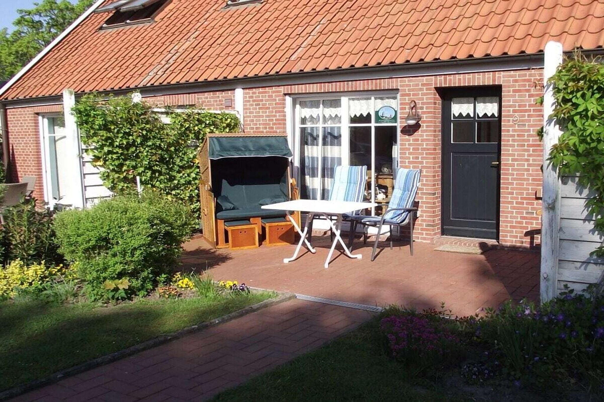 This comfortable property, designed as a "house within a house," is located within a listed traditional Gulf farmhouse in the heart of Greetsiel and has been meticulously furnished. The sun terrace, situated in park-like grounds, offers the best views of the Greetsiel twin windmills. Access is restricted to guests of the Gulf farmhouse, ensuring exceptional tranquility even during peak season. Relax and enjoy your stay at the Zwillingsmühlenblick holiday home, experiencing a restful and peaceful retreat in an idyllic setting.