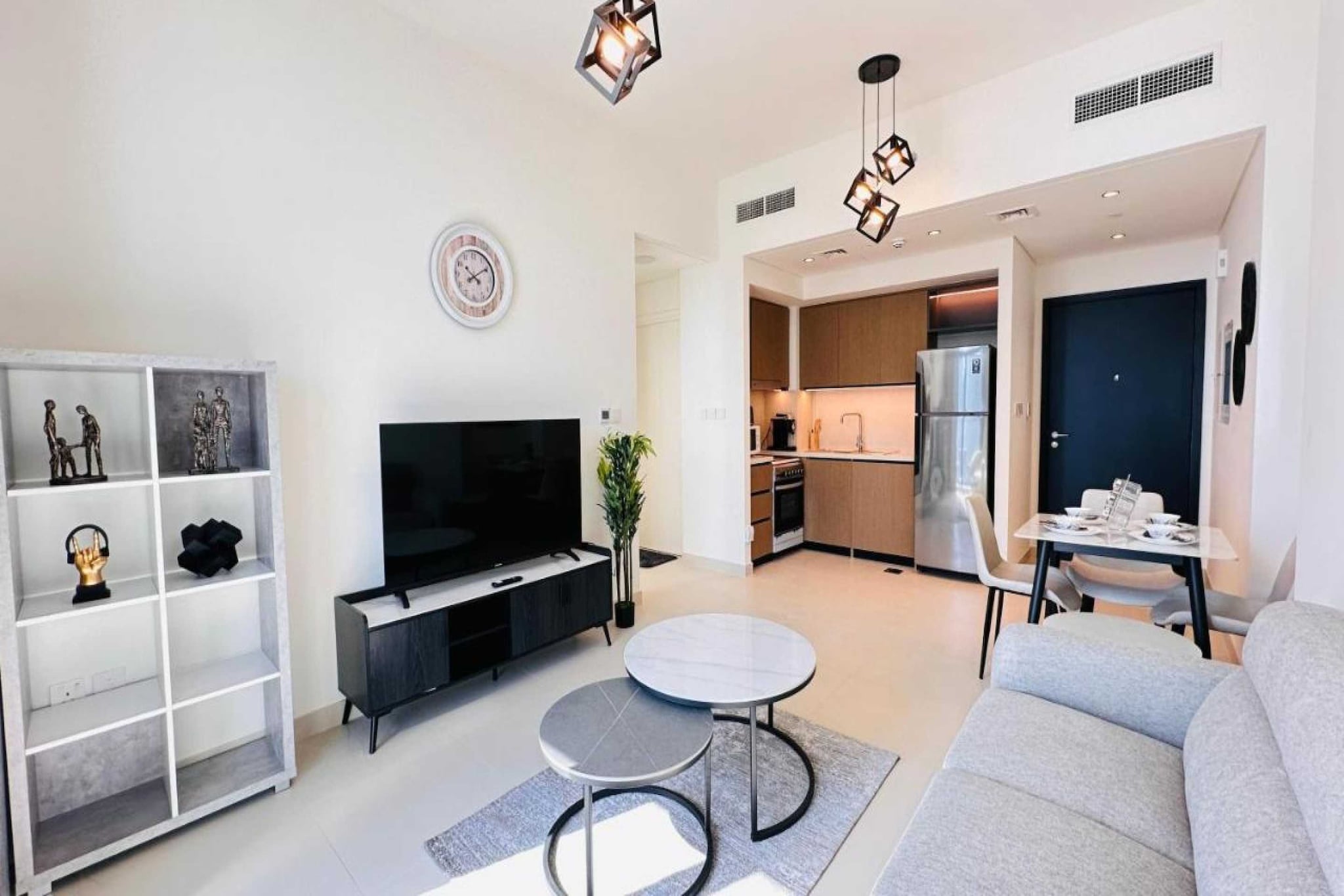 Ground floor: (bedroom(double bed, TV, electric kettle, oven, fridge, air conditioning, hot water), bathroom(shower, toilet, bidet, Towels incl.))