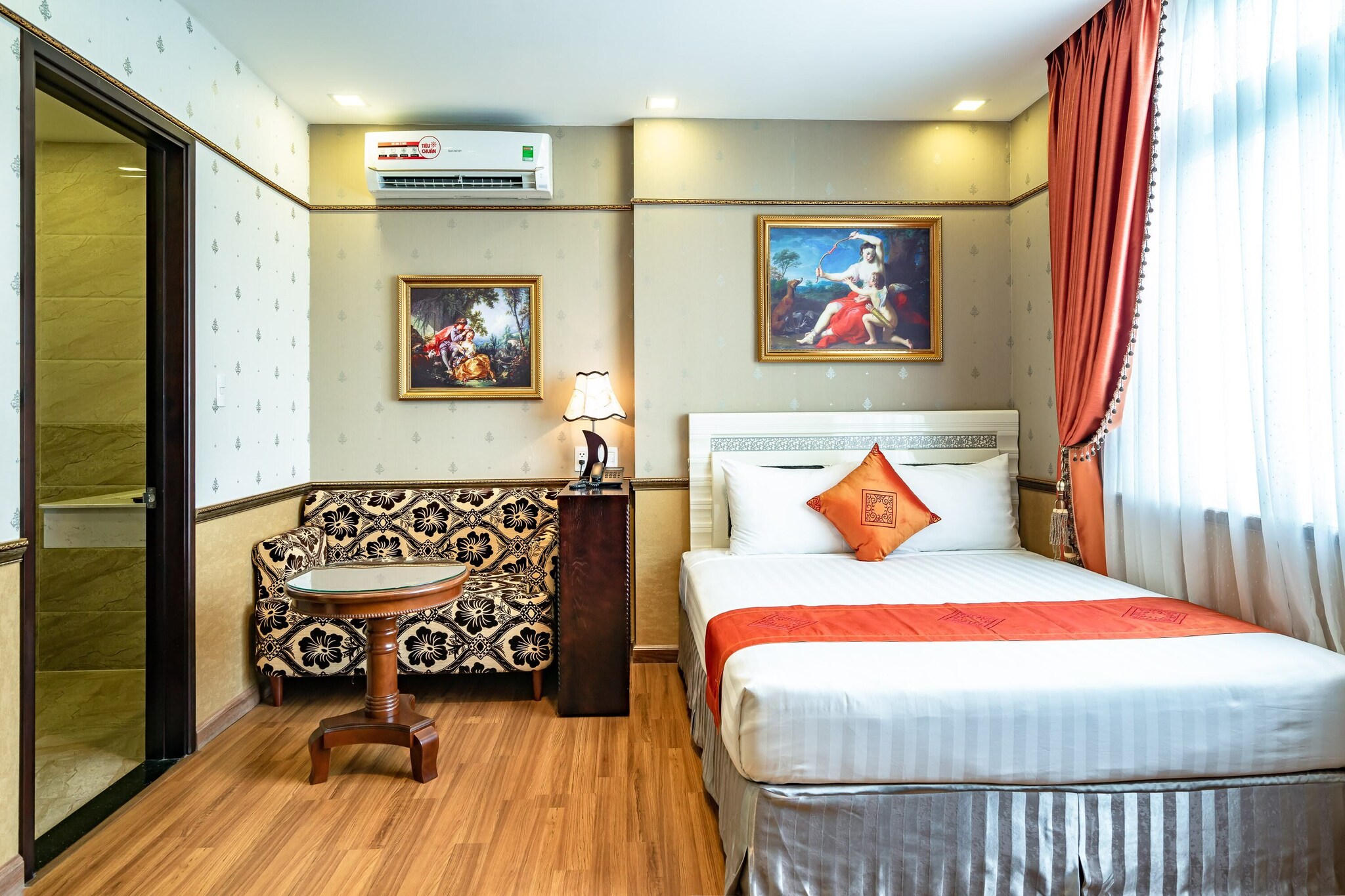 Ground floor: (bedroom(double bed, TV, dining table, microwave, air conditioning, Towels incl., telephone), bathroom(shower, washbasin, toilet, bidet, shampoo, body soap, Essentials))