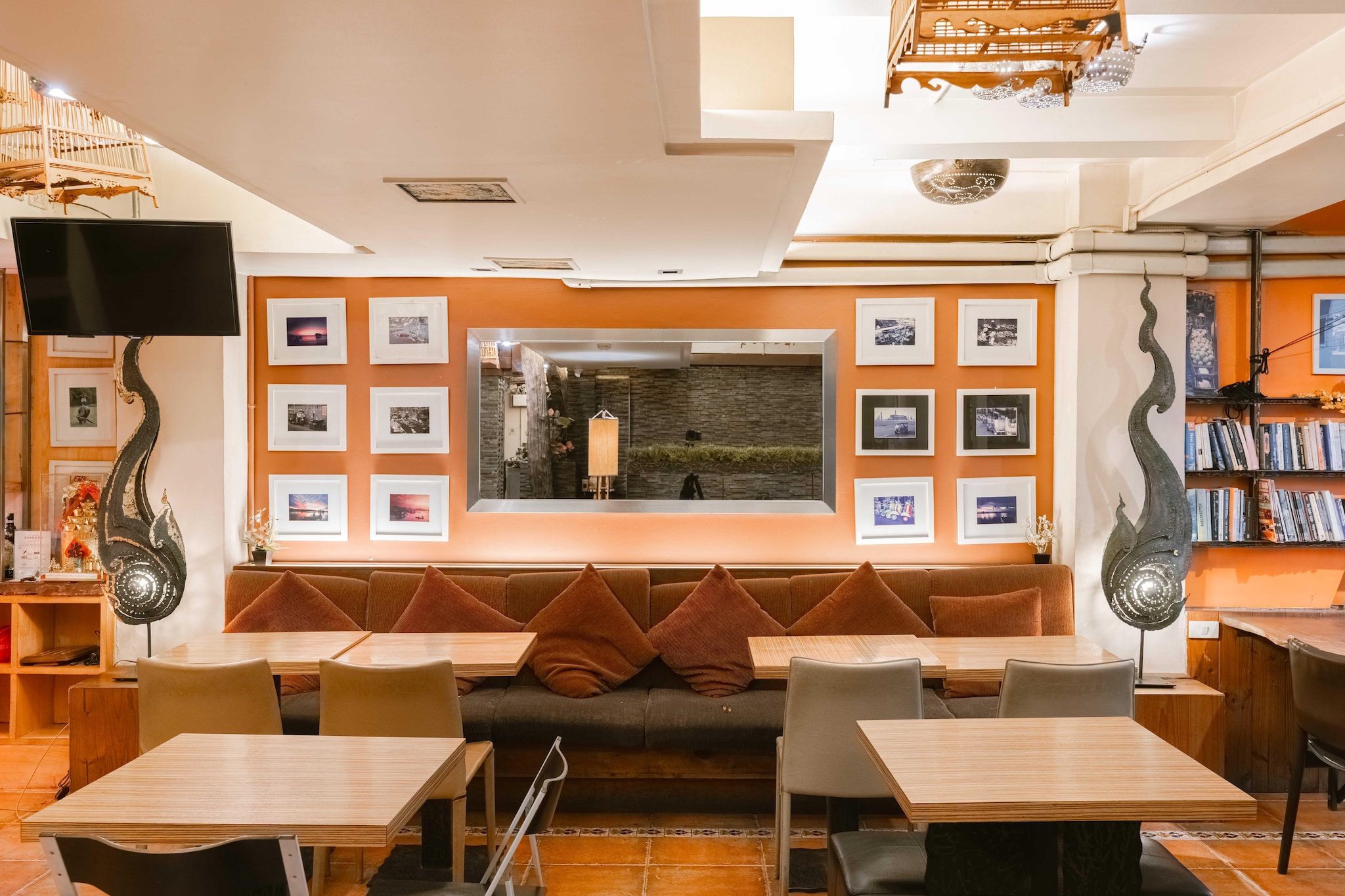 Ground floor: (bedroom(double bed, TV, seating area, air conditioning, telephone), bathroom(shower, washbasin, toilet, bidet, Towels incl., shampoo, body soap))\n\nParking, receptions, lift, Surveillance camera