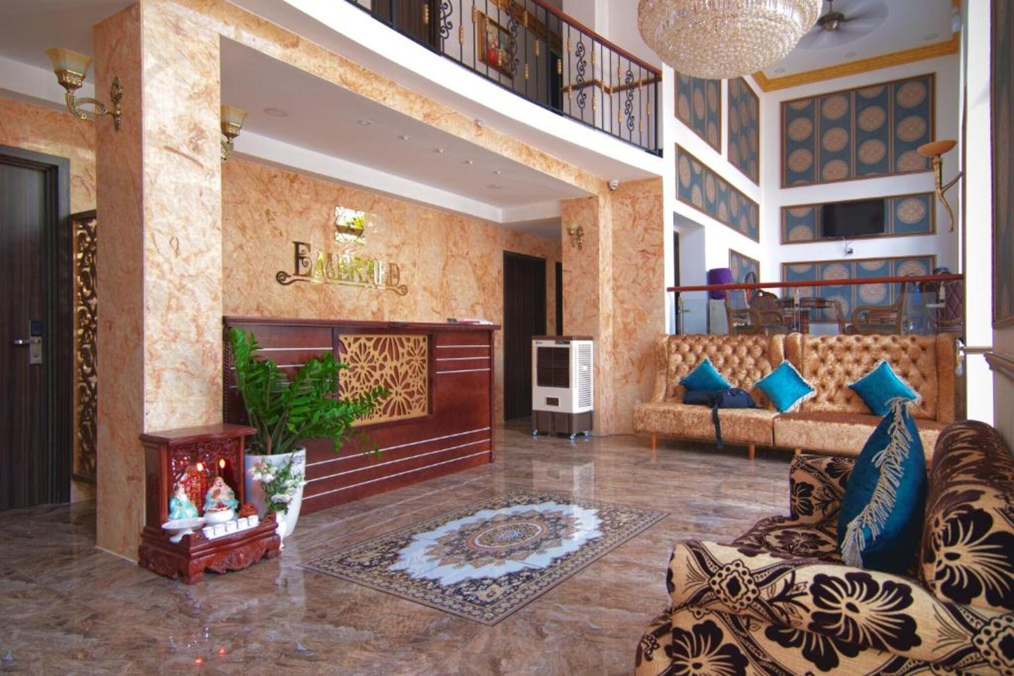 Ground floor: (bedroom(double bed, TV, dining table, microwave, air conditioning, Towels incl., telephone), bathroom(shower, washbasin, toilet, bidet, shampoo, body soap, Essentials))