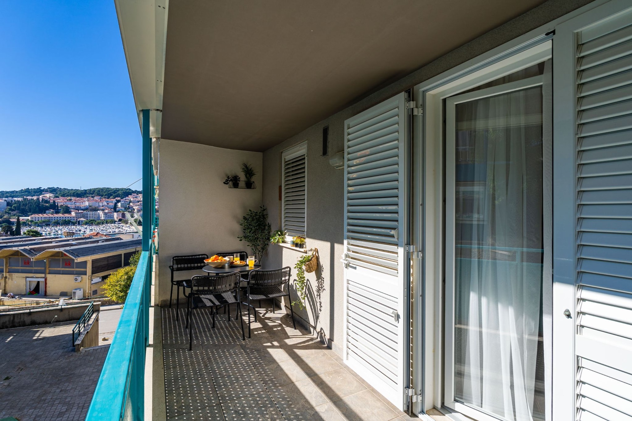 Modern City Escape - Two Bedroom Apartment with Balcony-Terrasbalkon