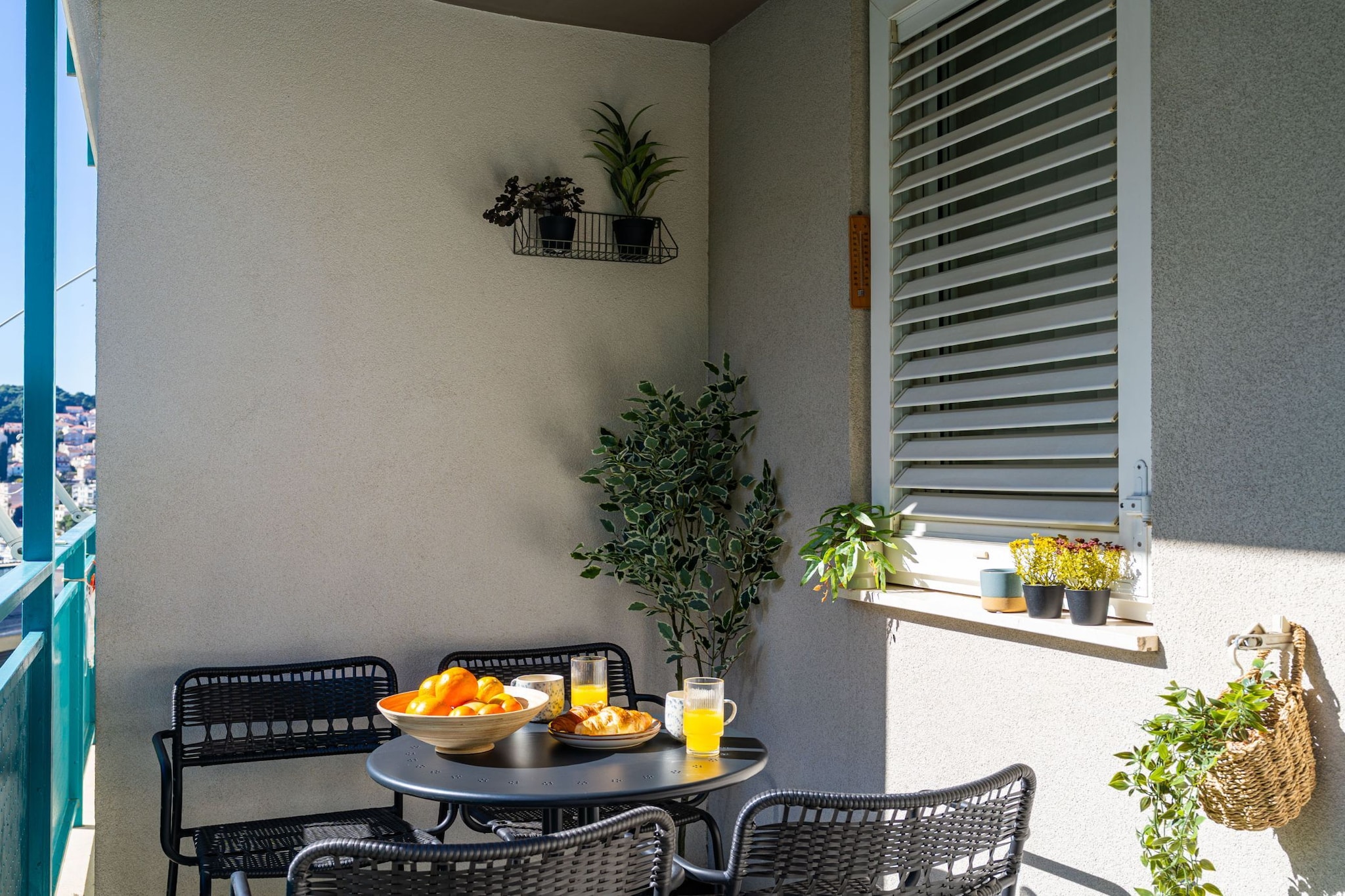 Modern City Escape - Two Bedroom Apartment with Balcony-Terrasbalkon