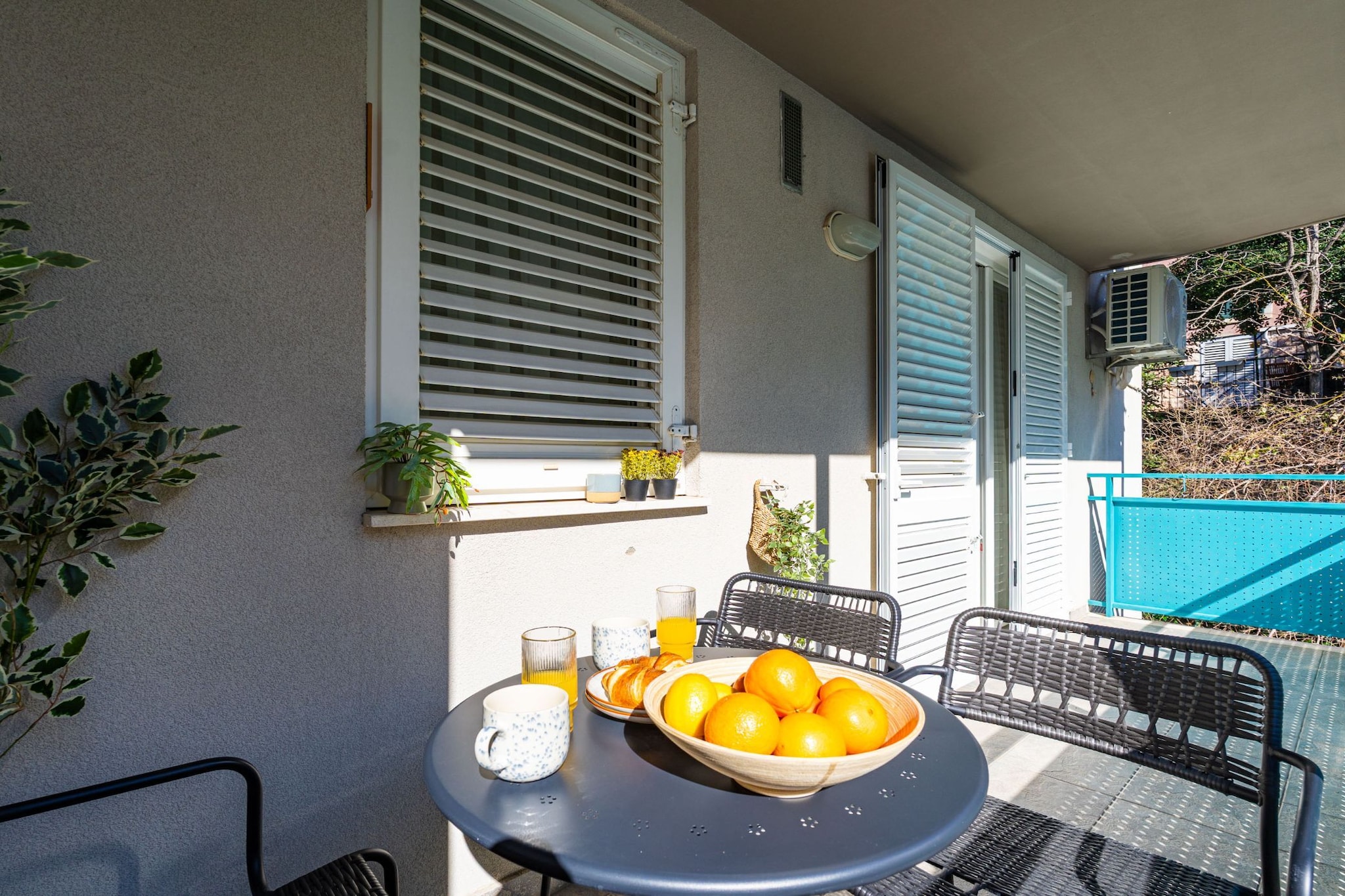 Modern City Escape - Two Bedroom Apartment with Balcony-Terrasbalkon