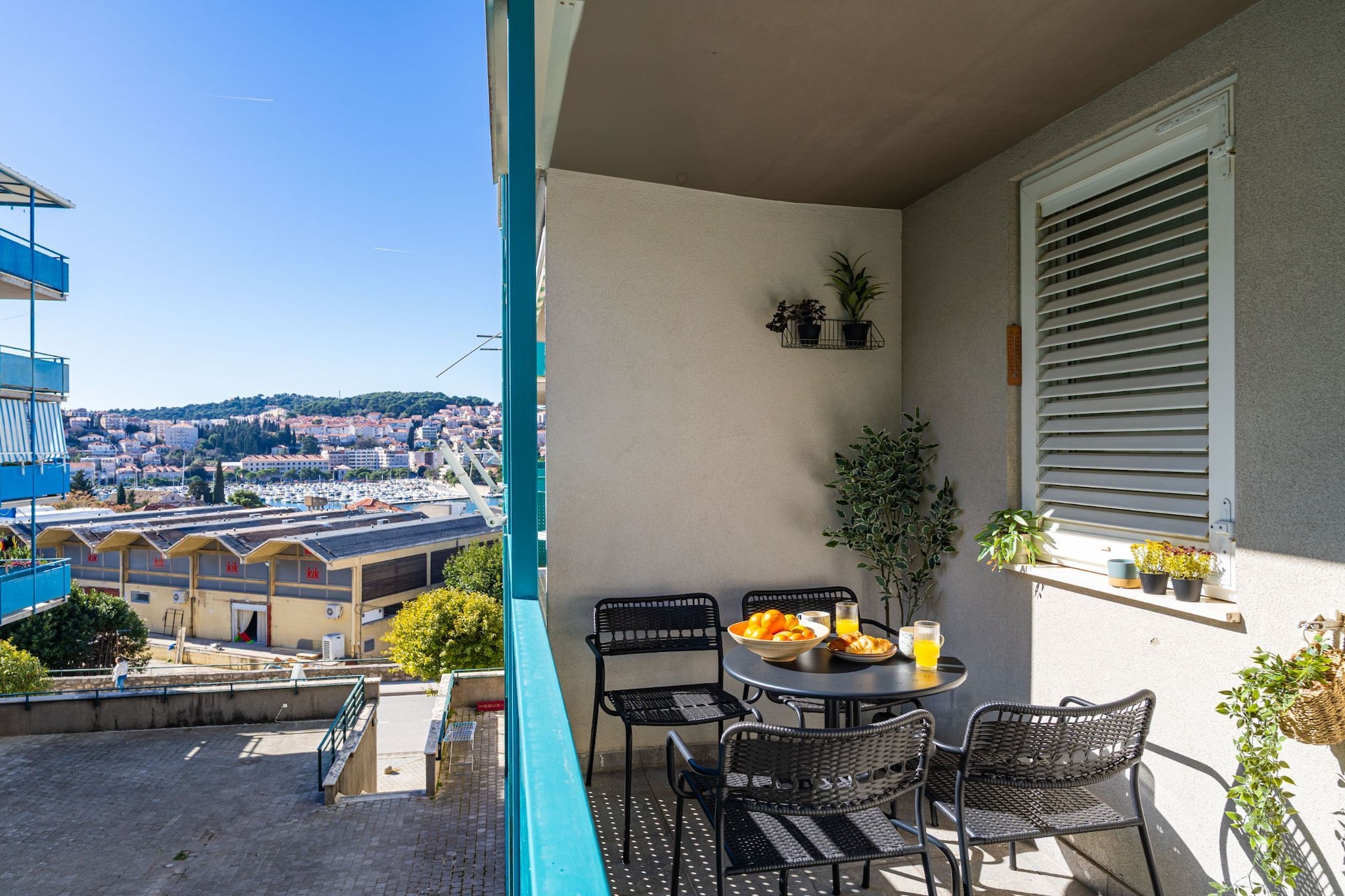 Modern City Escape - Two Bedroom Apartment with Balcony-Terrasbalkon