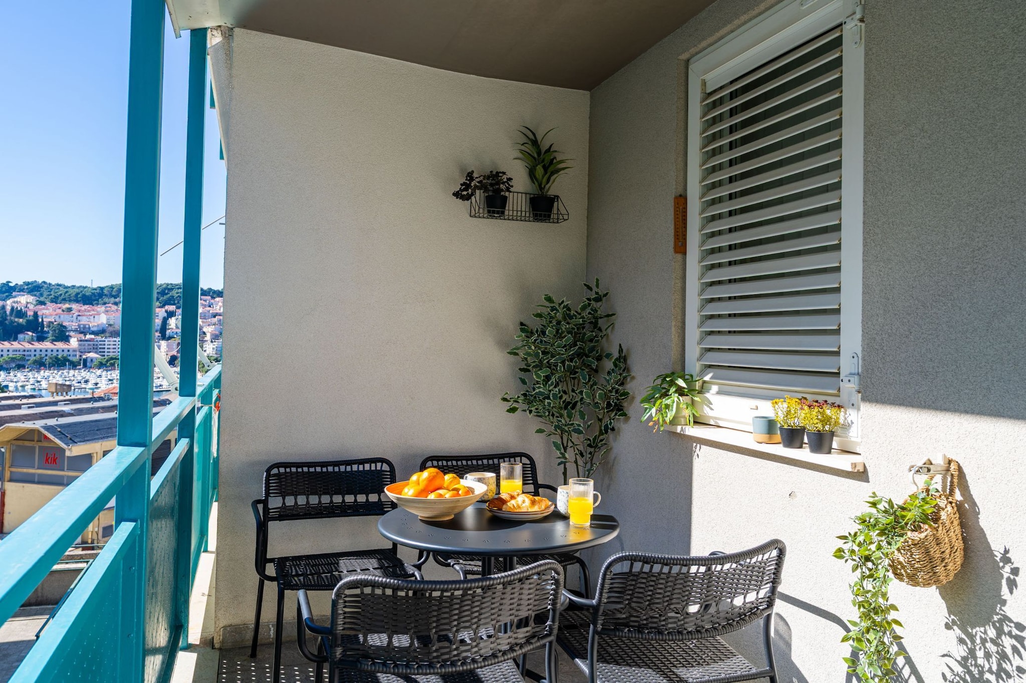 Modern City Escape - Two Bedroom Apartment with Balcony-Terrasbalkon