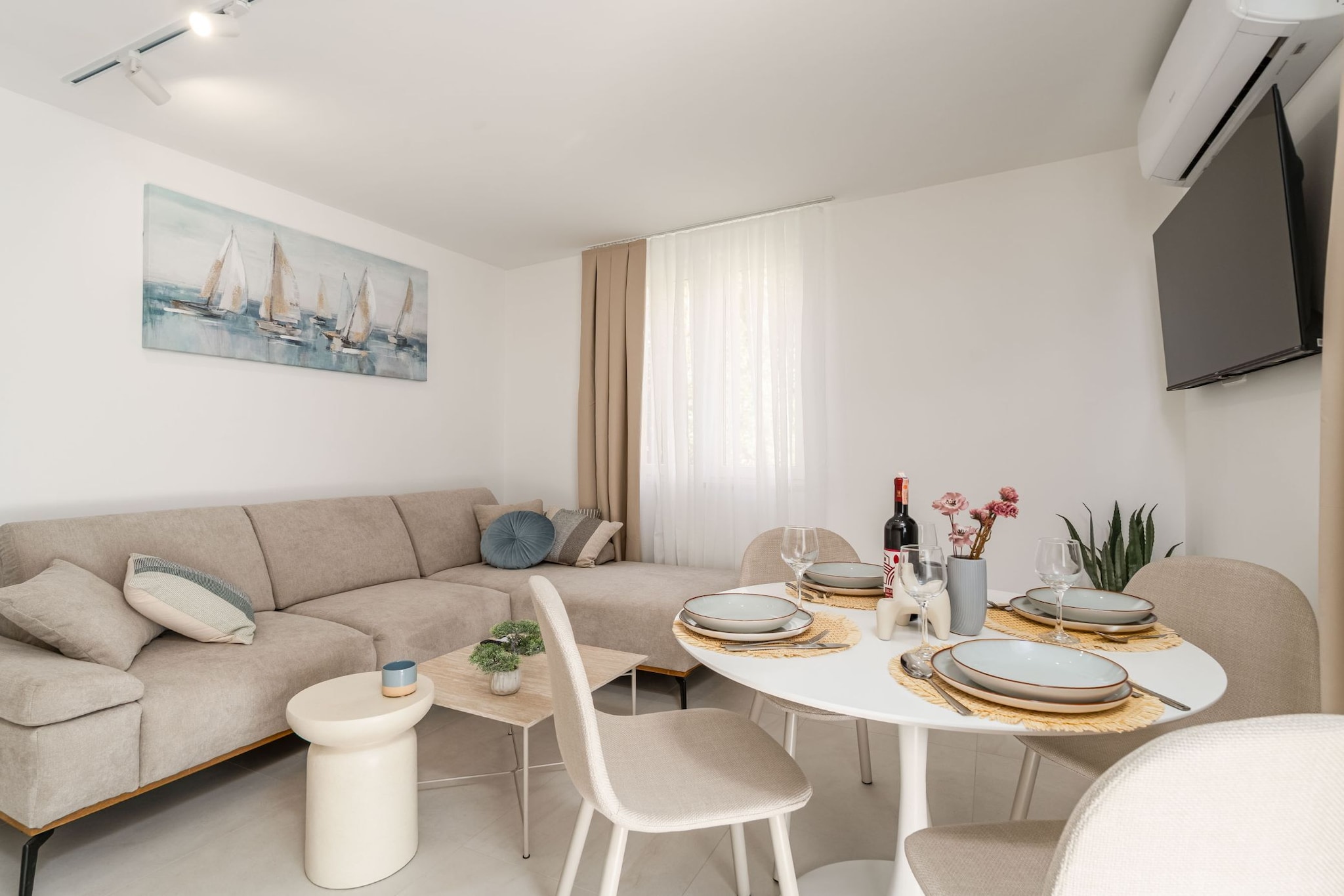 Modern City Escape - Two Bedroom Apartment with Balcony-Woonkamer