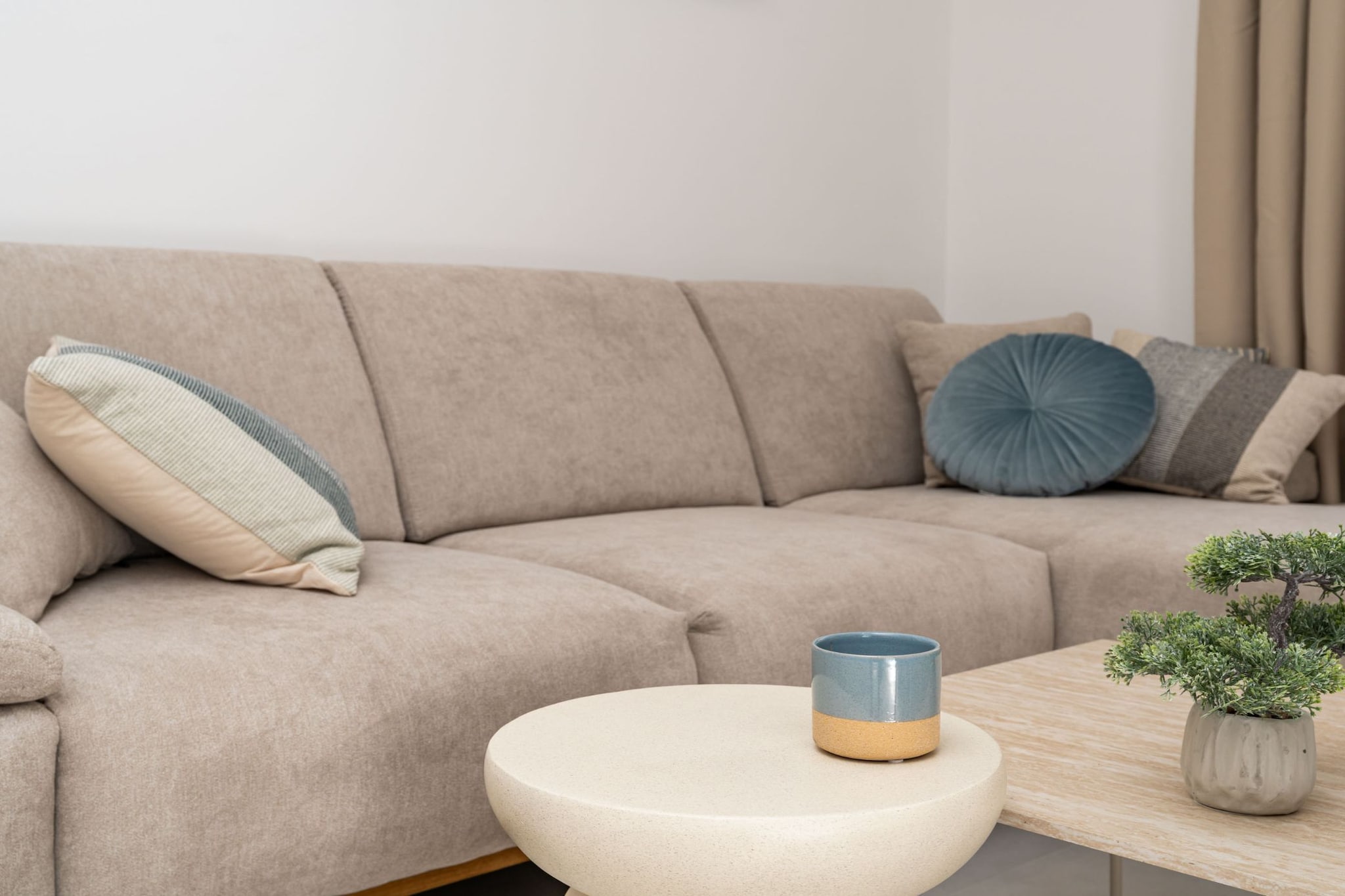 Modern City Escape - Two Bedroom Apartment with Balcony-Woonkamer