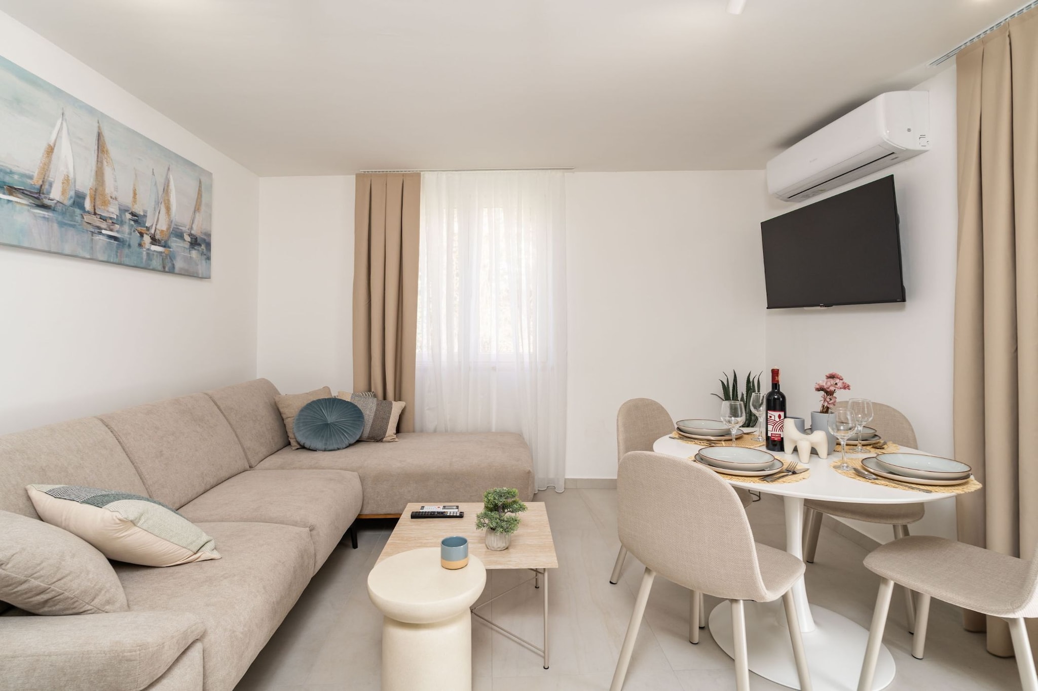 Modern City Escape - Two Bedroom Apartment with Balcony-Woonkamer