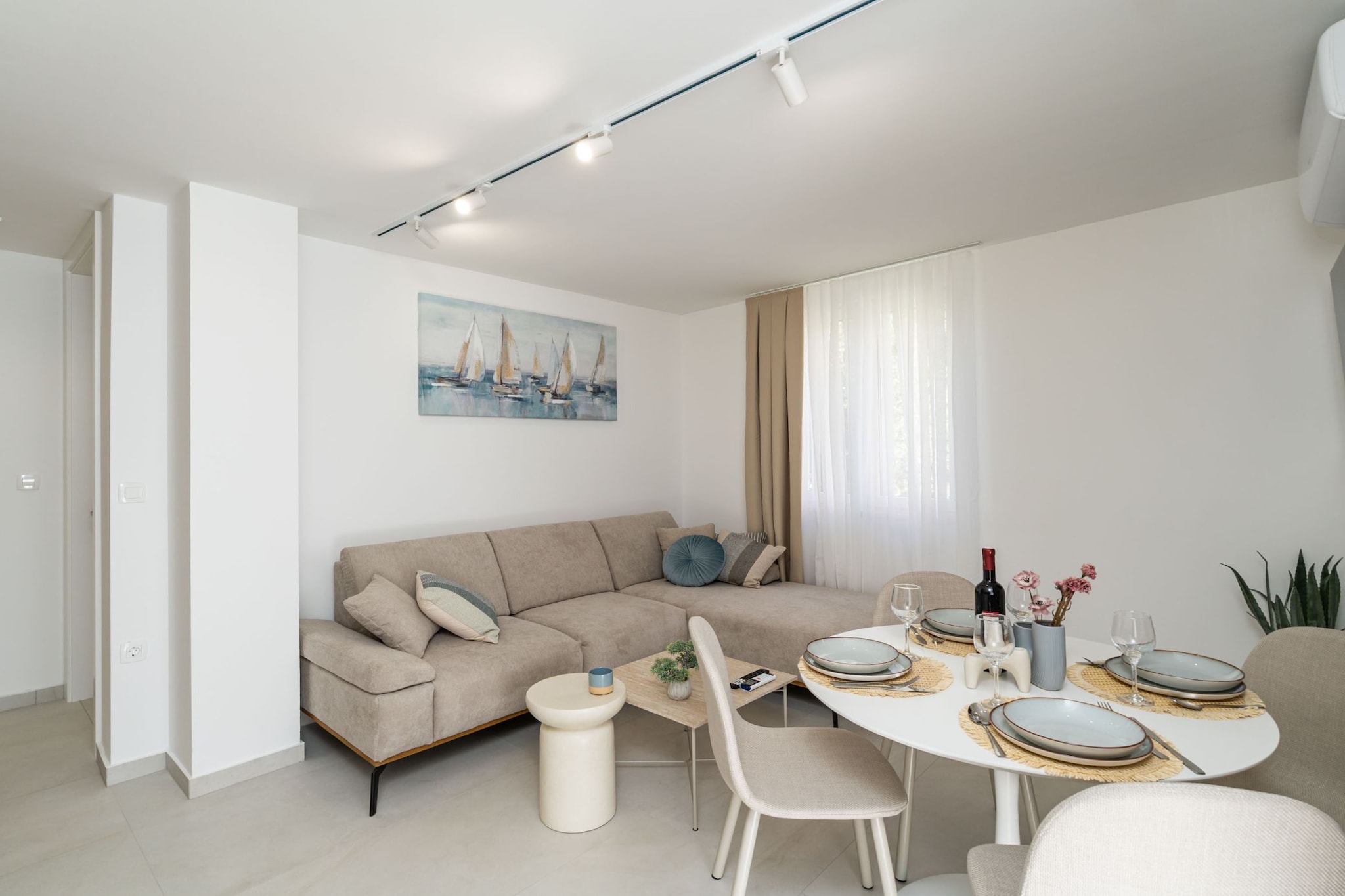 Modern City Escape - Two Bedroom Apartment with Balcony-Woonkamer