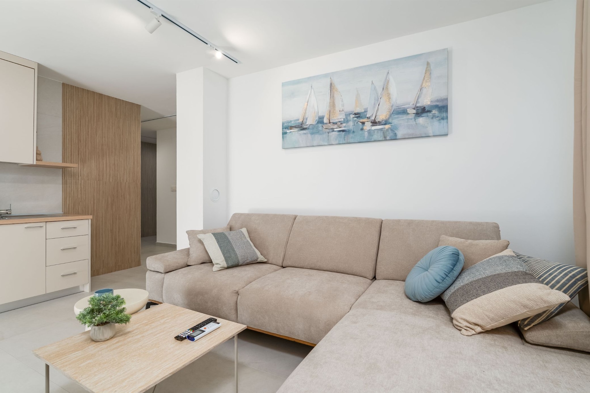 Modern City Escape - Two Bedroom Apartment with Balcony-Woonkamer