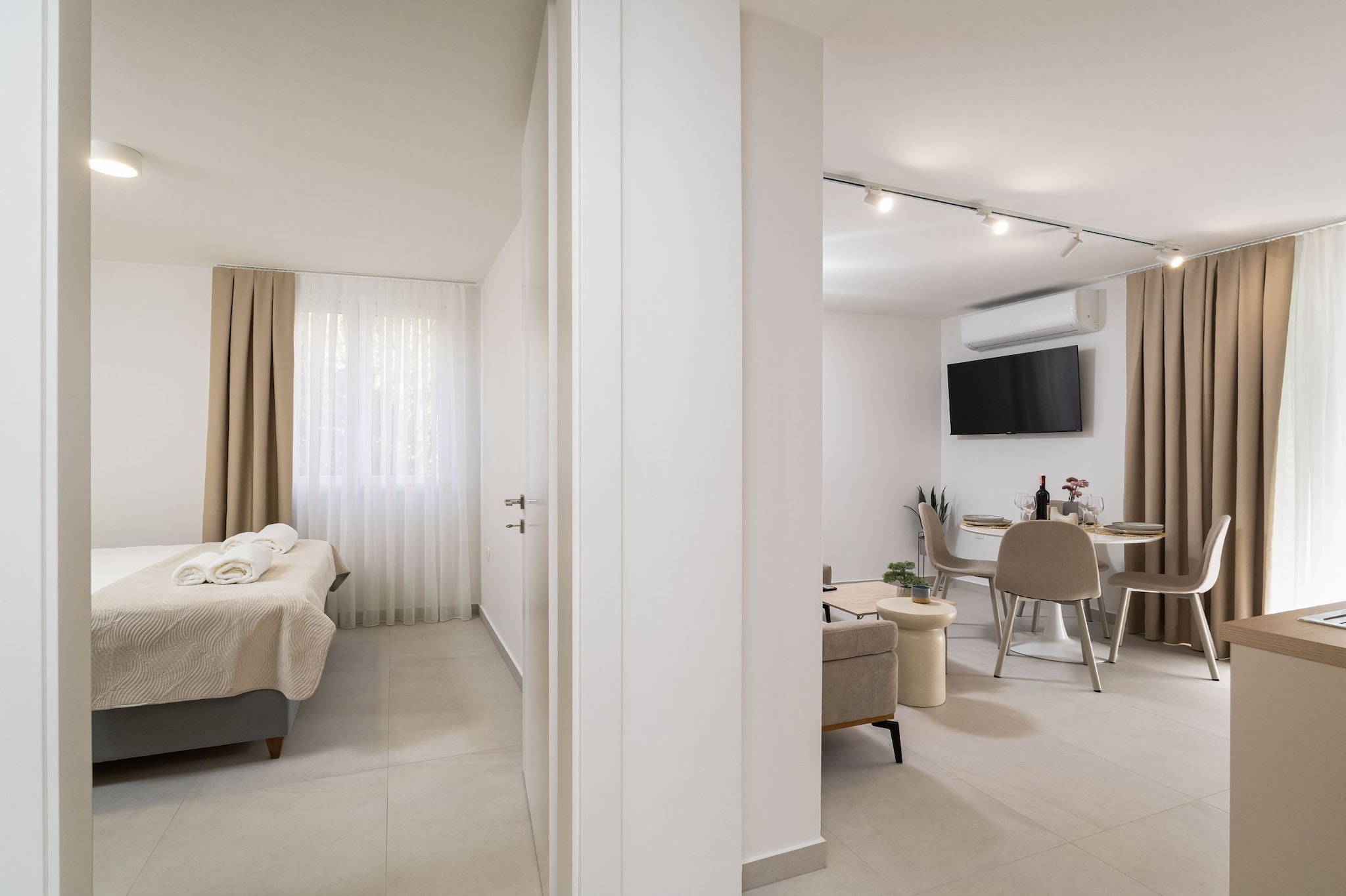Modern City Escape - Two Bedroom Apartment with Balcony-Woonkamer