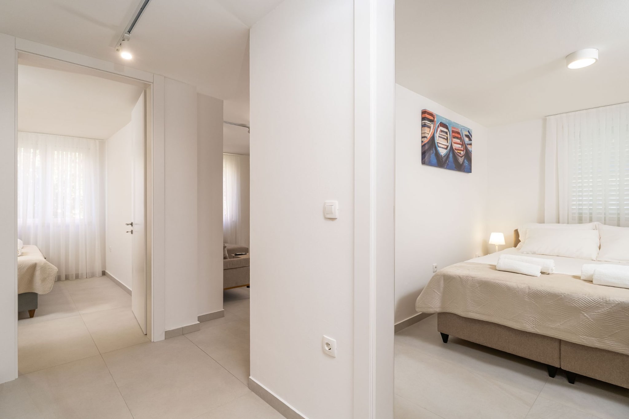 Modern City Escape - Two Bedroom Apartment with Balcony-Woonkamer