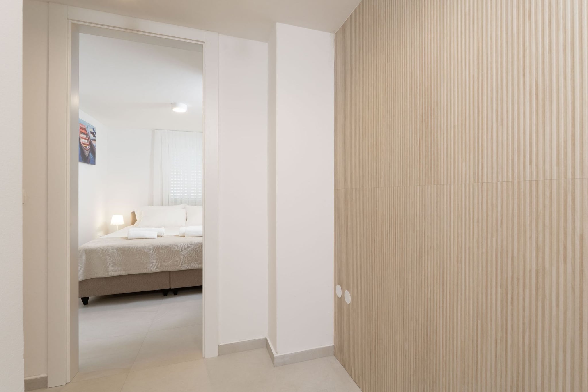 Modern City Escape - Two Bedroom Apartment with Balcony-Slaapkamer