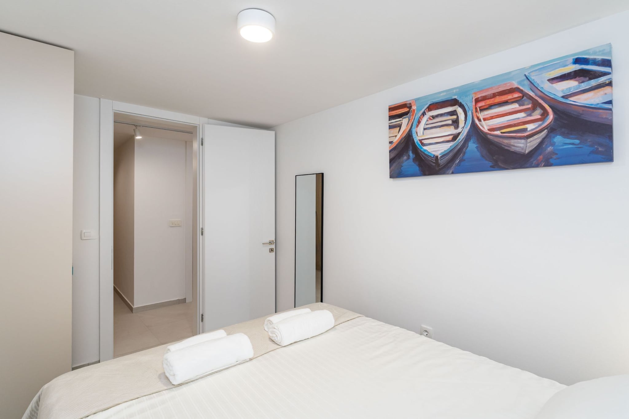 Modern City Escape - Two Bedroom Apartment with Balcony-Slaapkamer