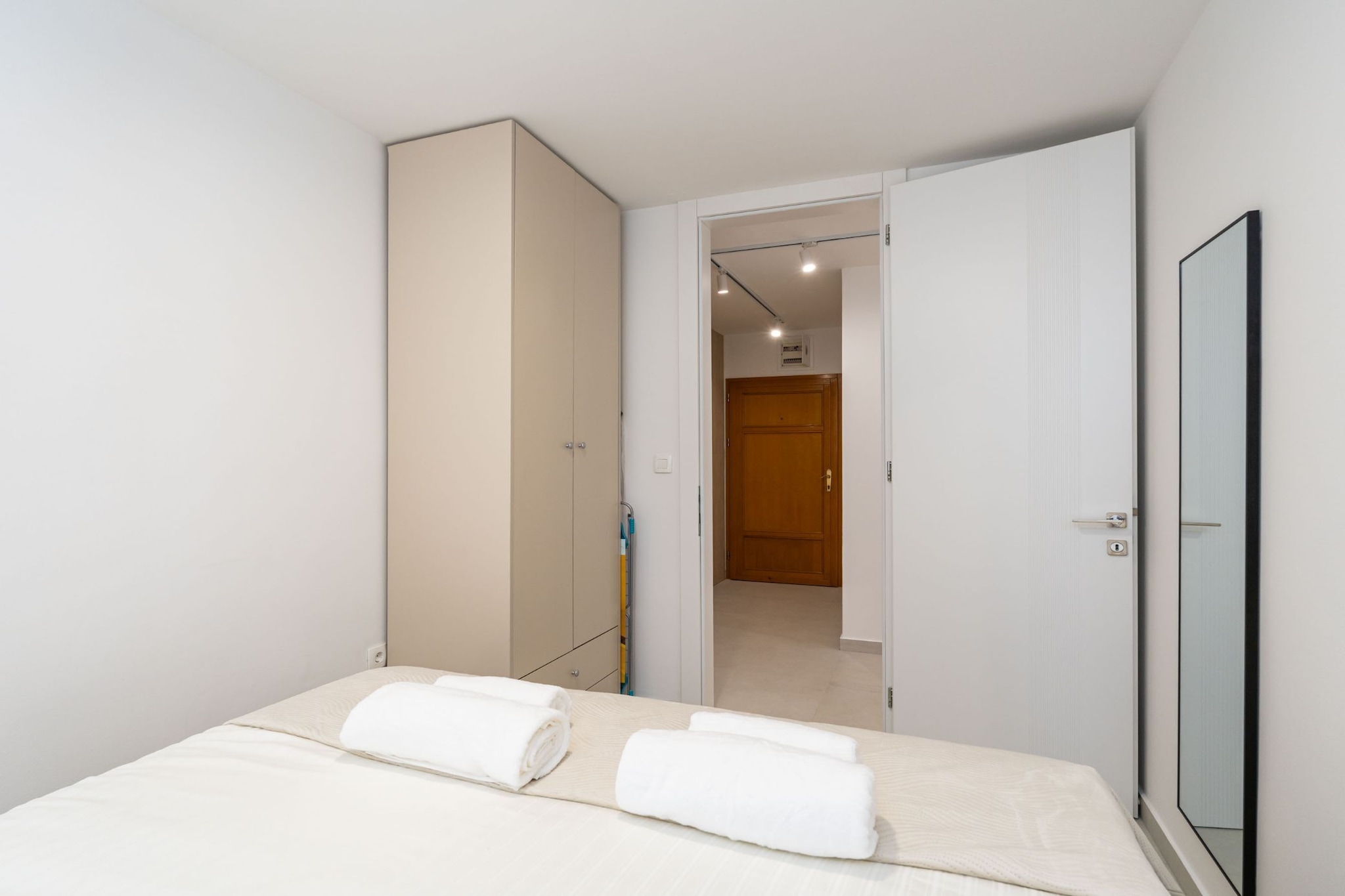 Modern City Escape - Two Bedroom Apartment with Balcony-Slaapkamer
