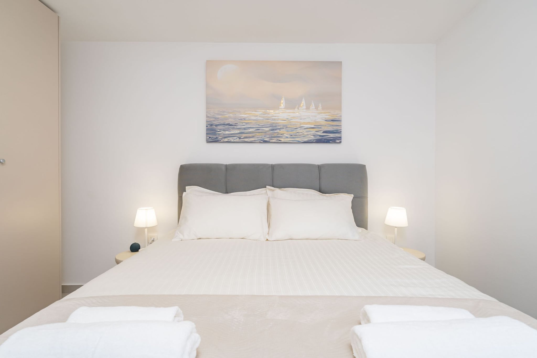 Modern City Escape - Two Bedroom Apartment with Balcony-Slaapkamer