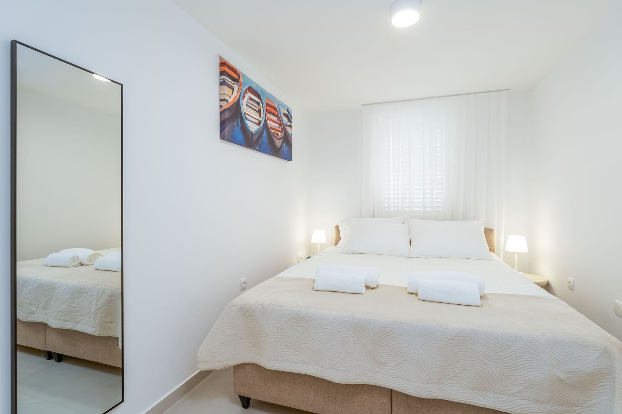 Modern City Escape - Two Bedroom Apartment with Balcony-Slaapkamer