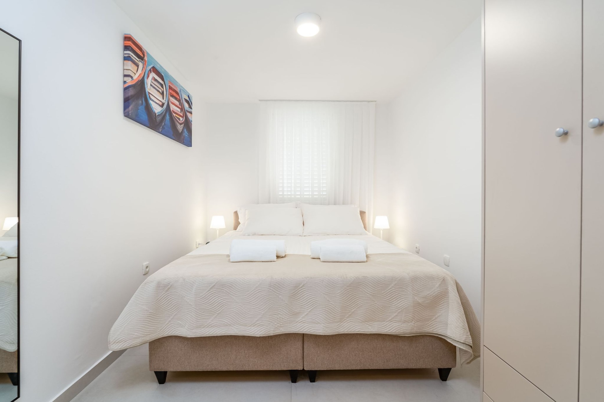 Modern City Escape - Two Bedroom Apartment with Balcony-Slaapkamer