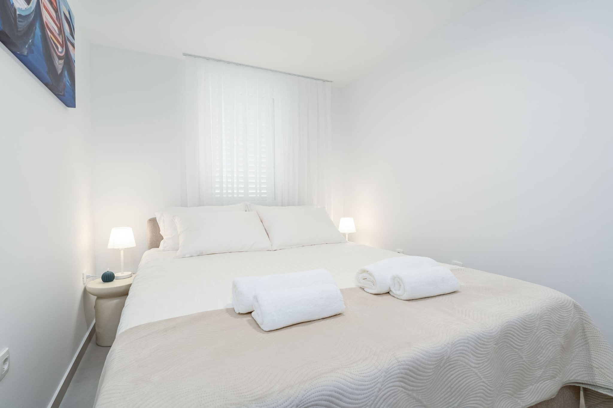 Modern City Escape - Two Bedroom Apartment with Balcony-Slaapkamer