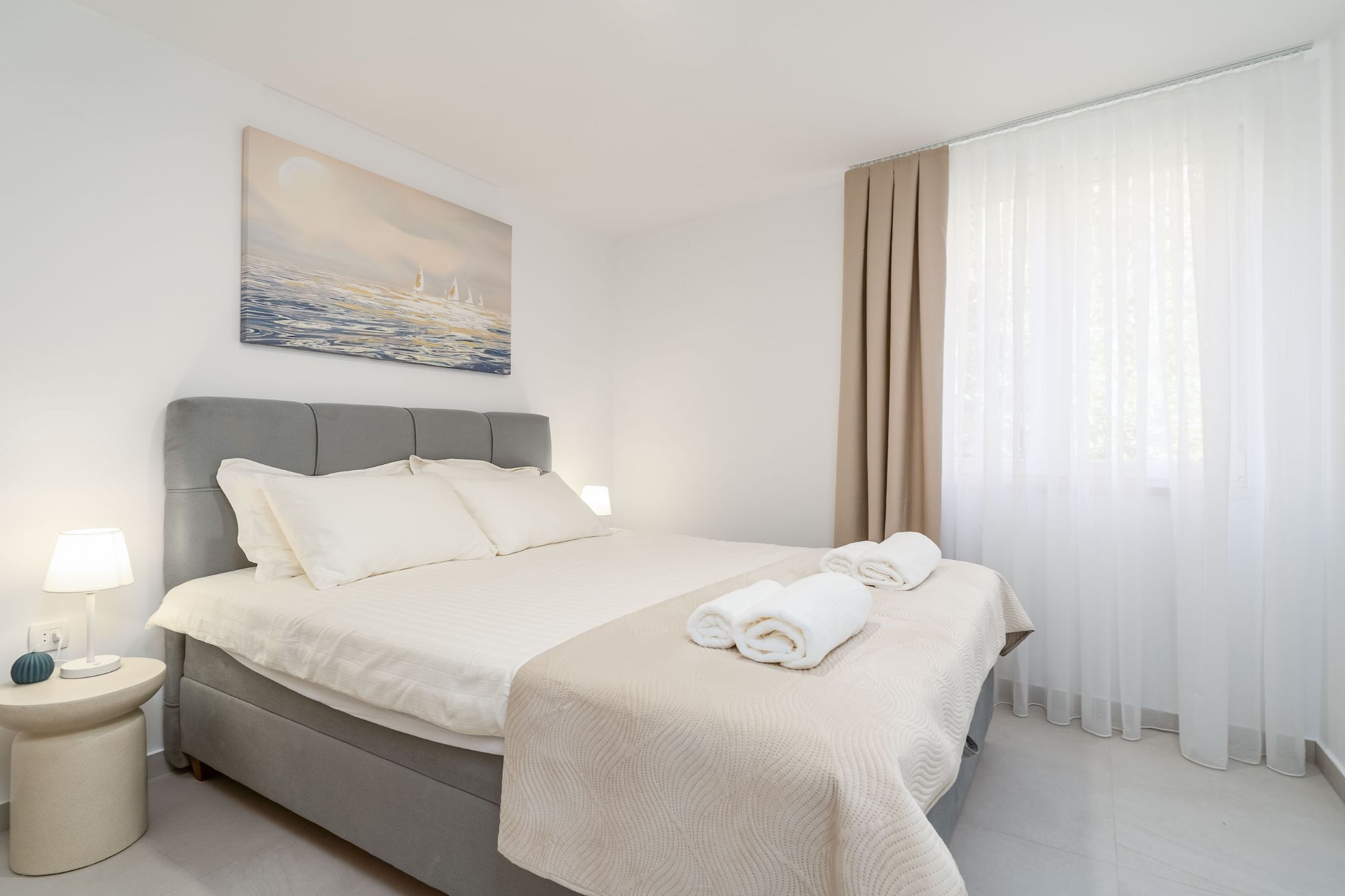 Modern City Escape - Two Bedroom Apartment with Balcony-Slaapkamer