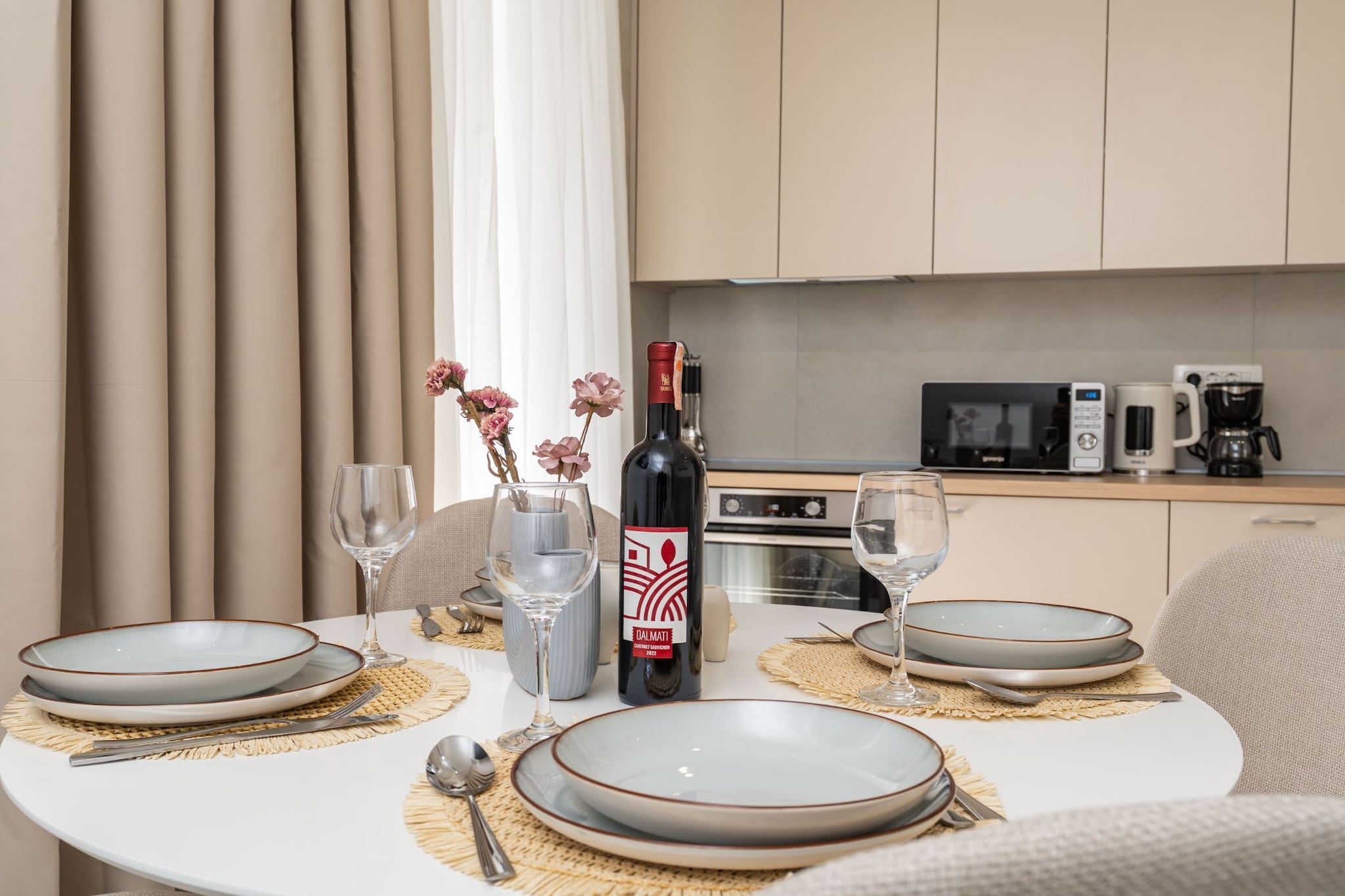 Modern City Escape - Two Bedroom Apartment with Balcony-Keuken