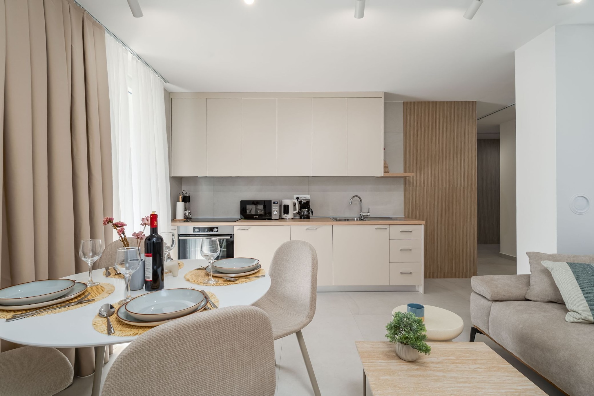 Modern City Escape - Two Bedroom Apartment with Balcony-Keuken