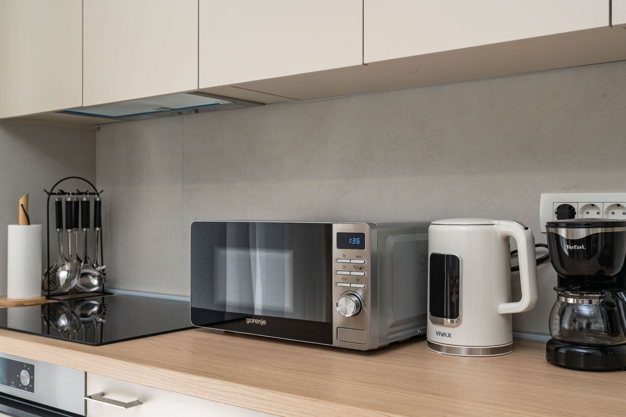 Modern City Escape - Two Bedroom Apartment with Balcony-Keuken