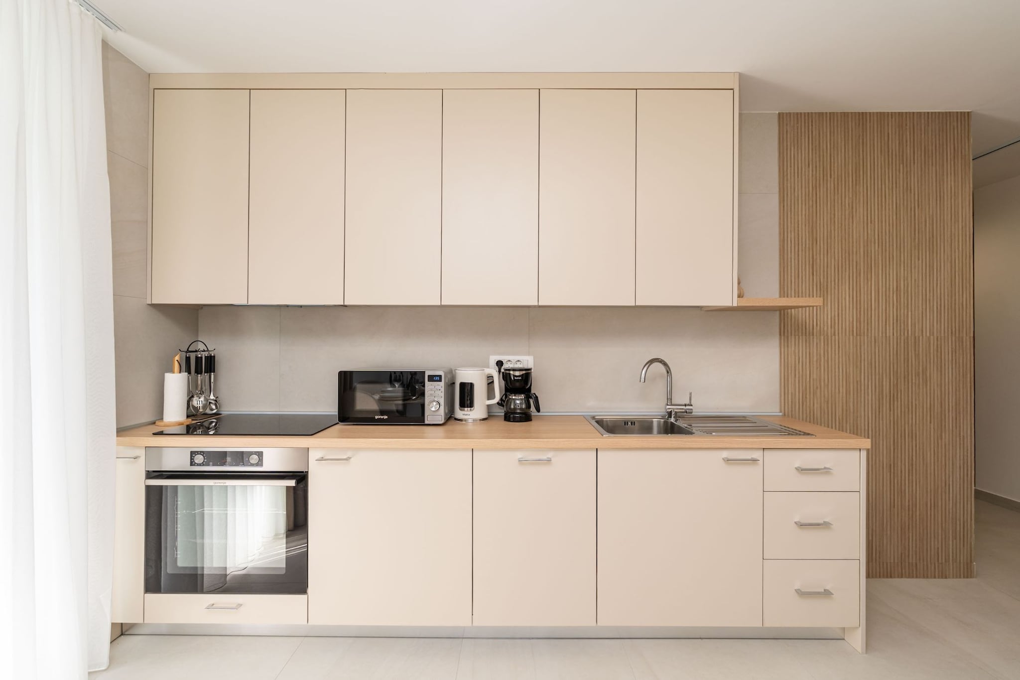 Modern City Escape - Two Bedroom Apartment with Balcony-Keuken