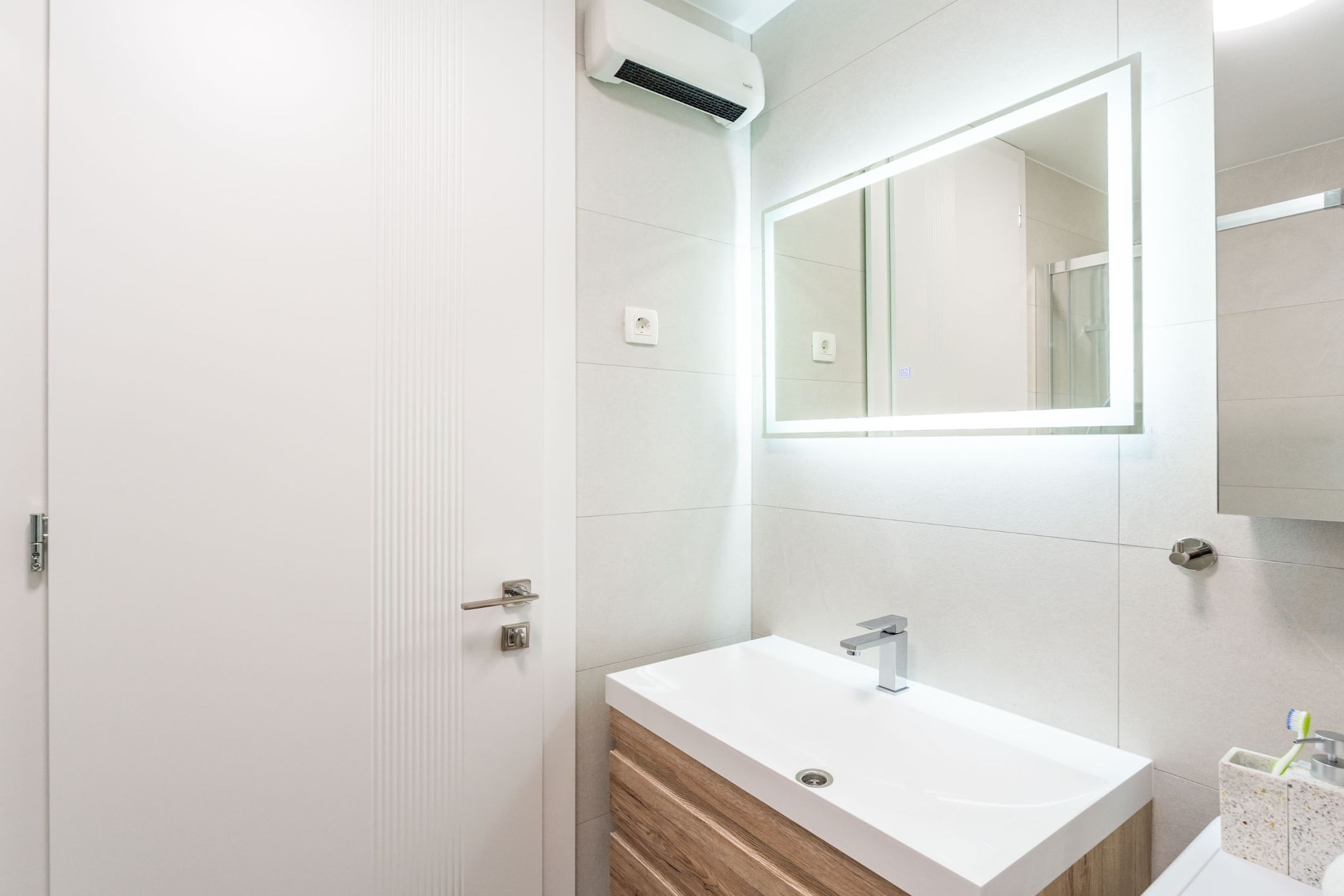 Modern City Escape - Two Bedroom Apartment with Balcony-Badkamer