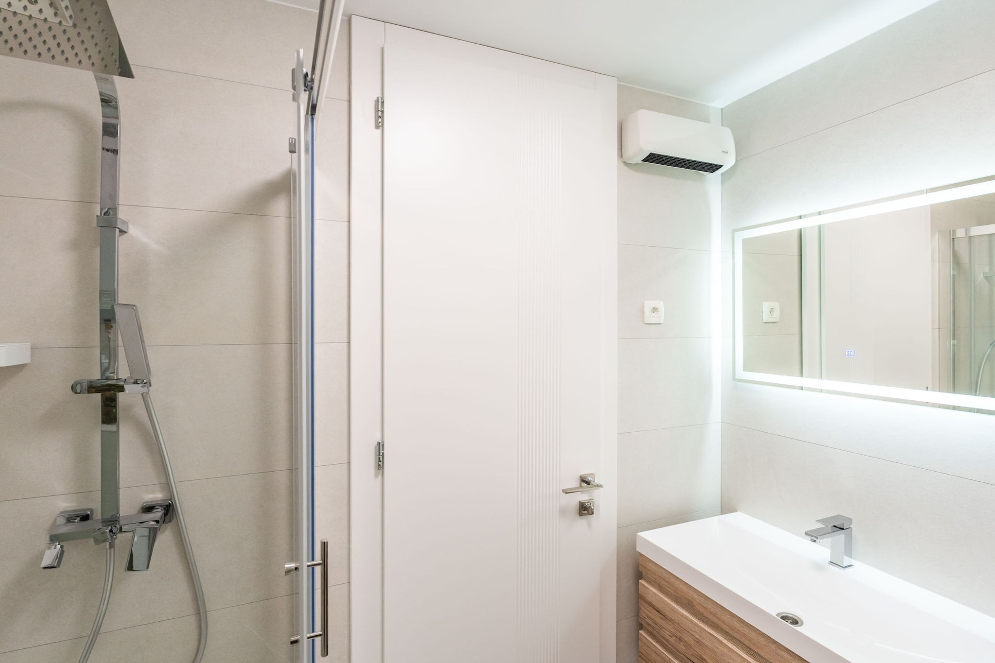 Modern City Escape - Two Bedroom Apartment with Balcony-Badkamer