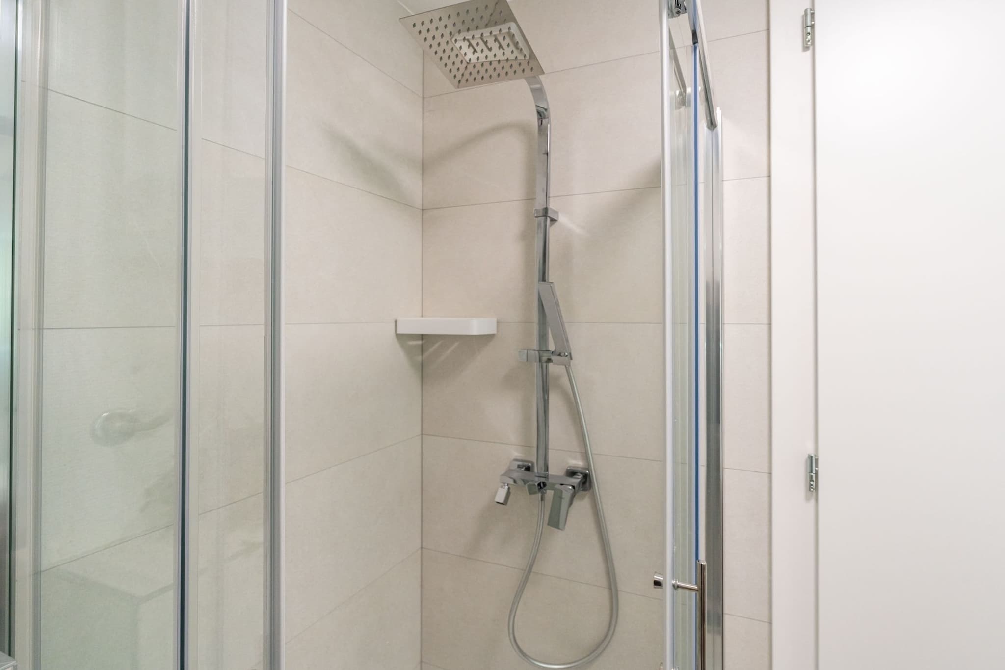 Modern City Escape - Two Bedroom Apartment with Balcony-Badkamer