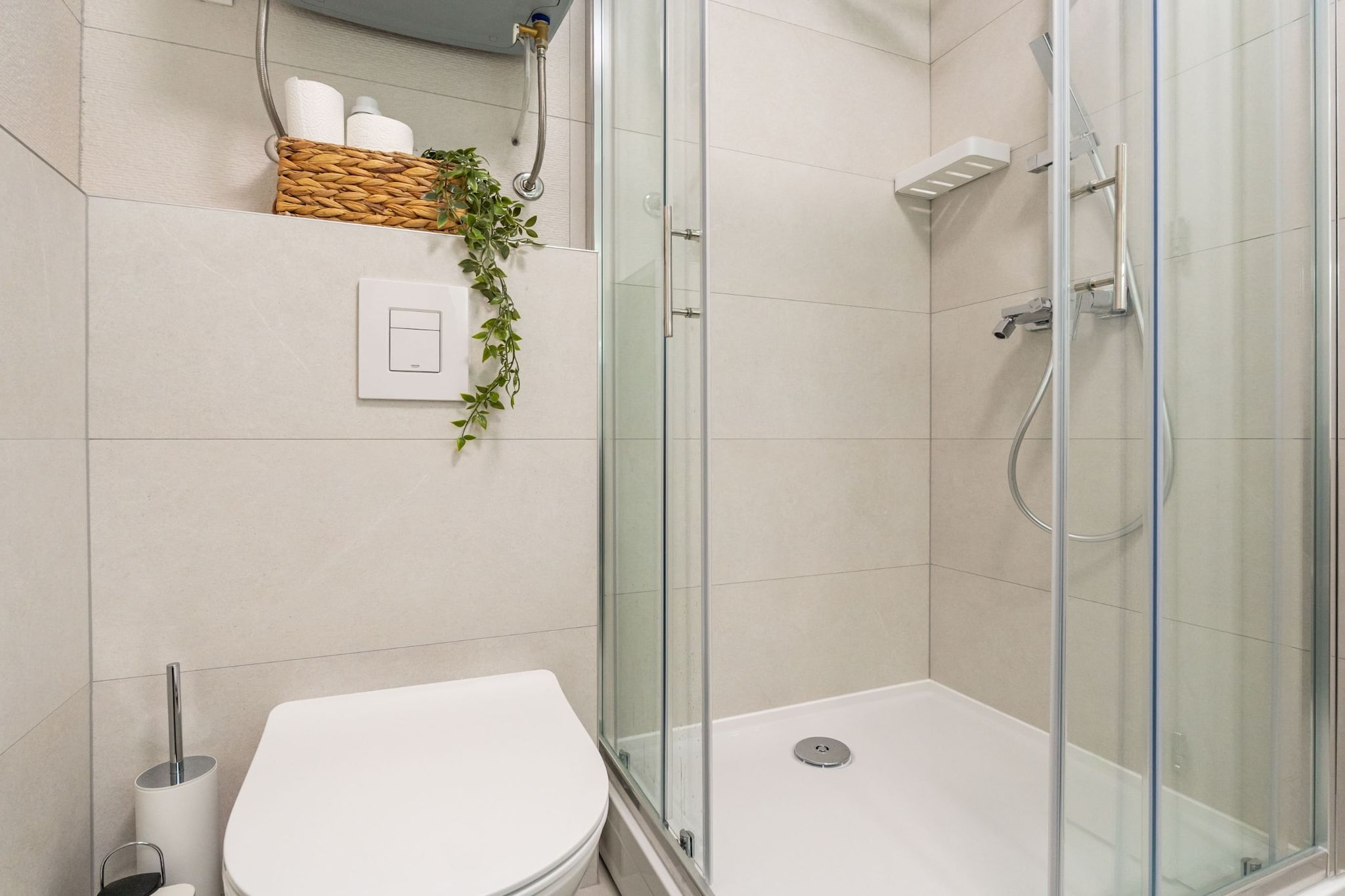 Modern City Escape - Two Bedroom Apartment with Balcony-Badkamer