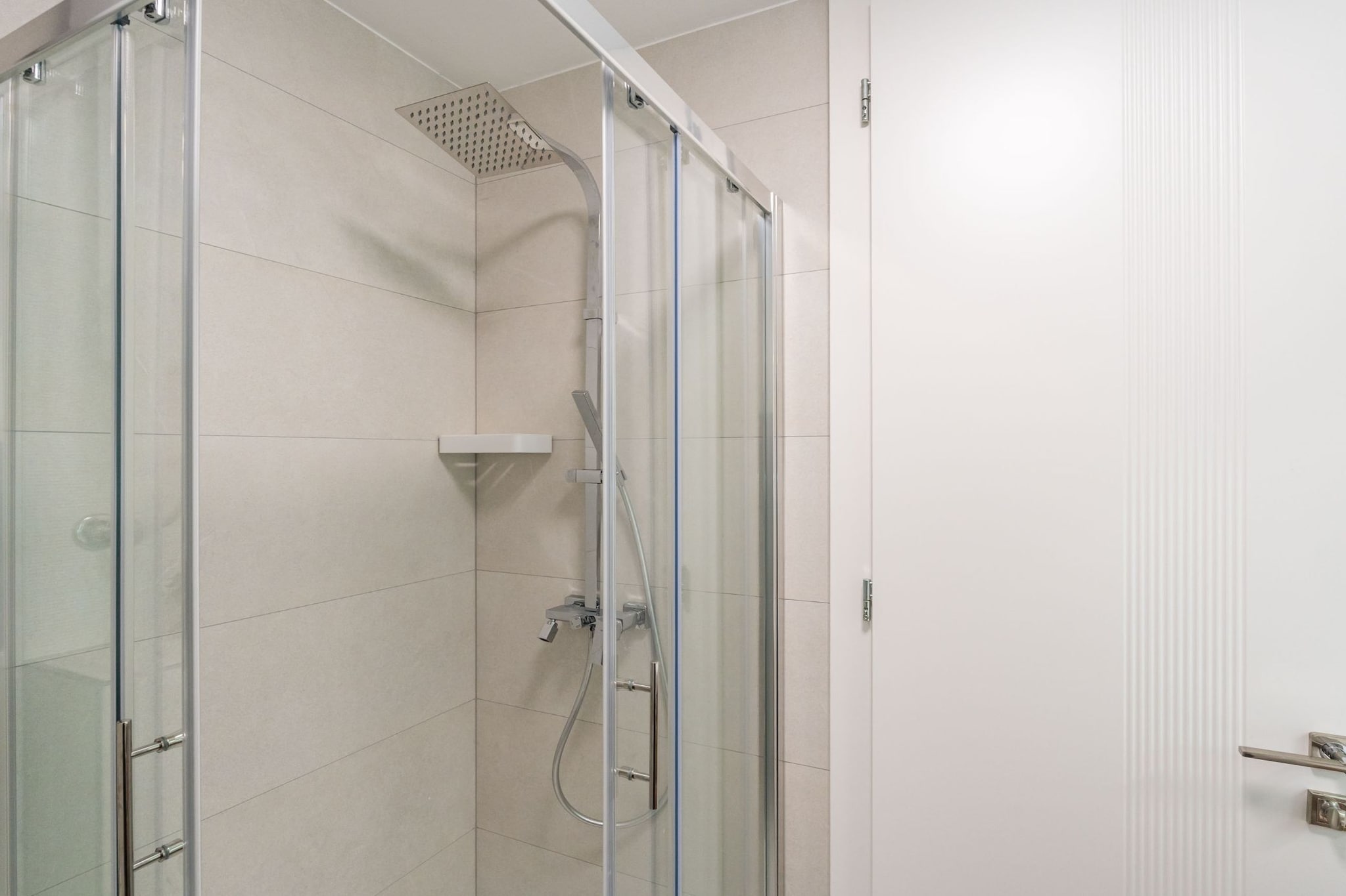 Modern City Escape - Two Bedroom Apartment with Balcony-Badkamer