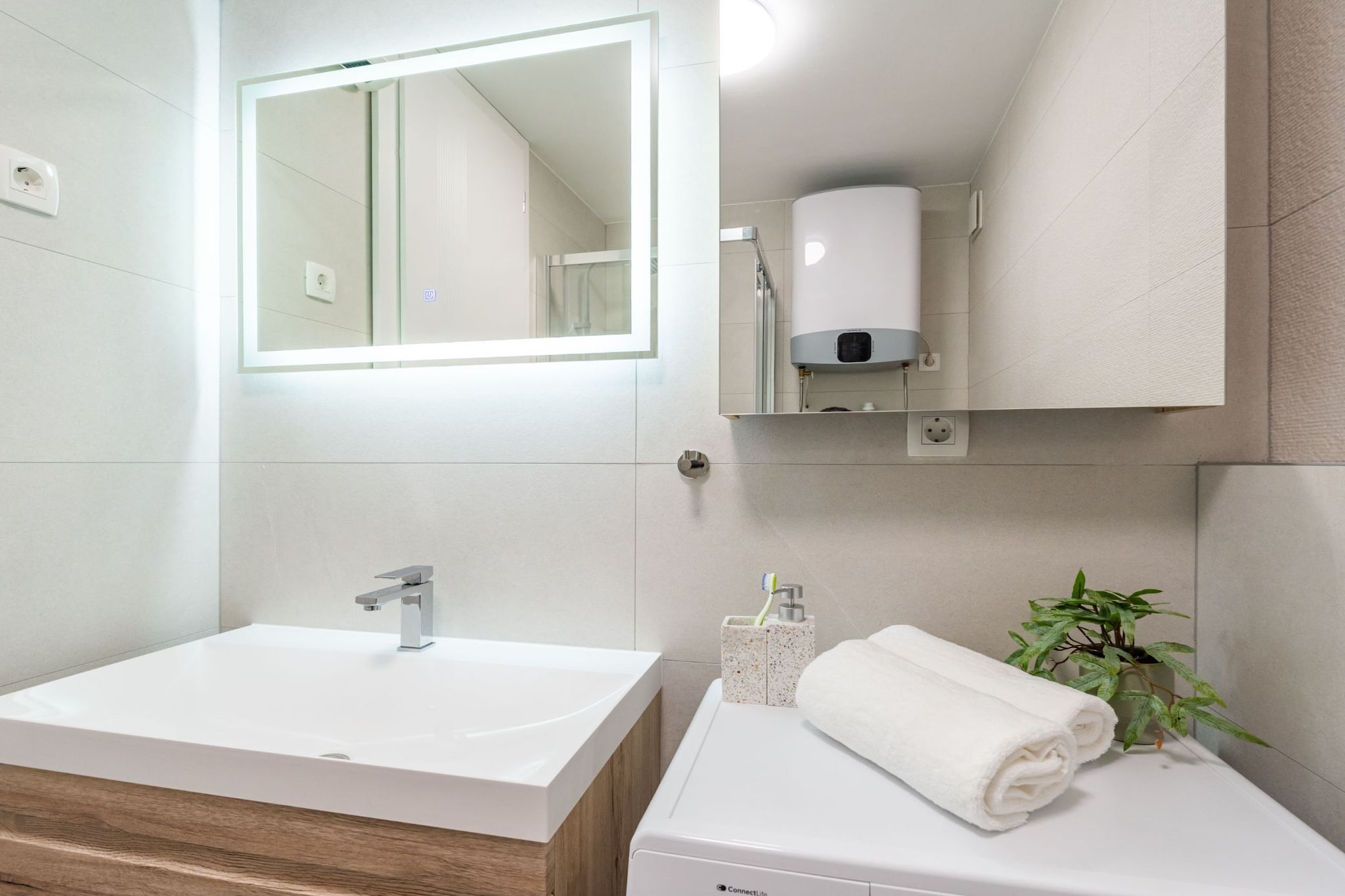 Modern City Escape - Two Bedroom Apartment with Balcony-Badkamer
