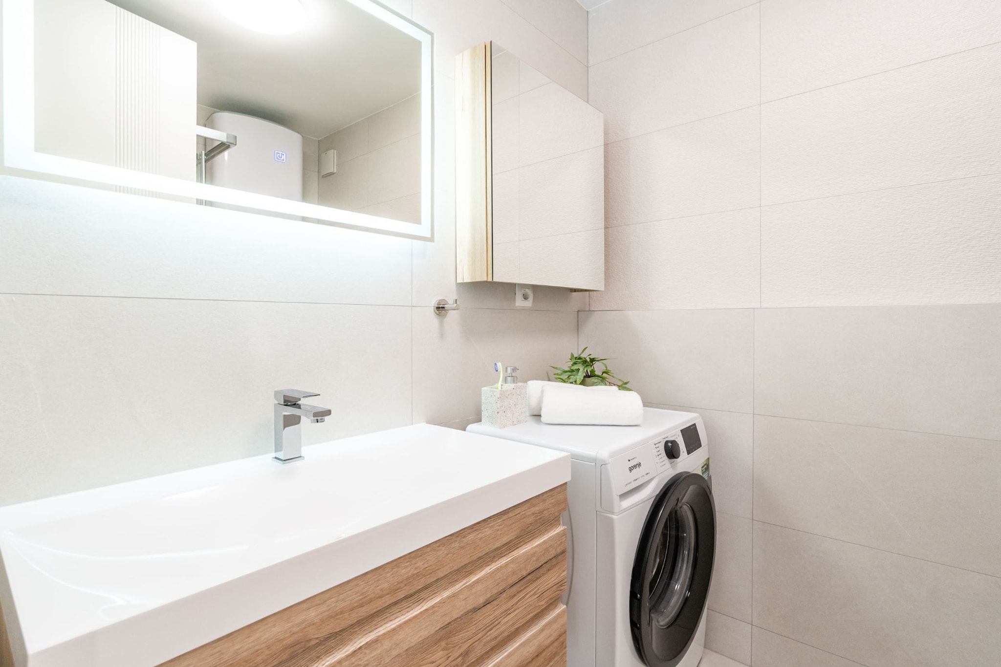 Modern City Escape - Two Bedroom Apartment with Balcony-Badkamer