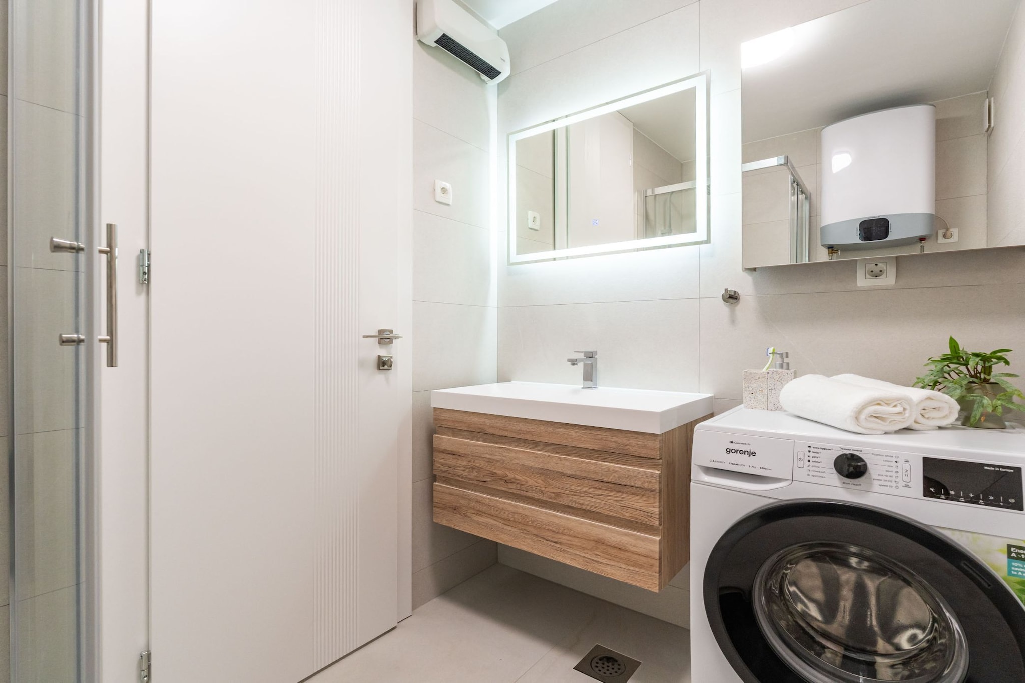 Modern City Escape - Two Bedroom Apartment with Balcony-Badkamer