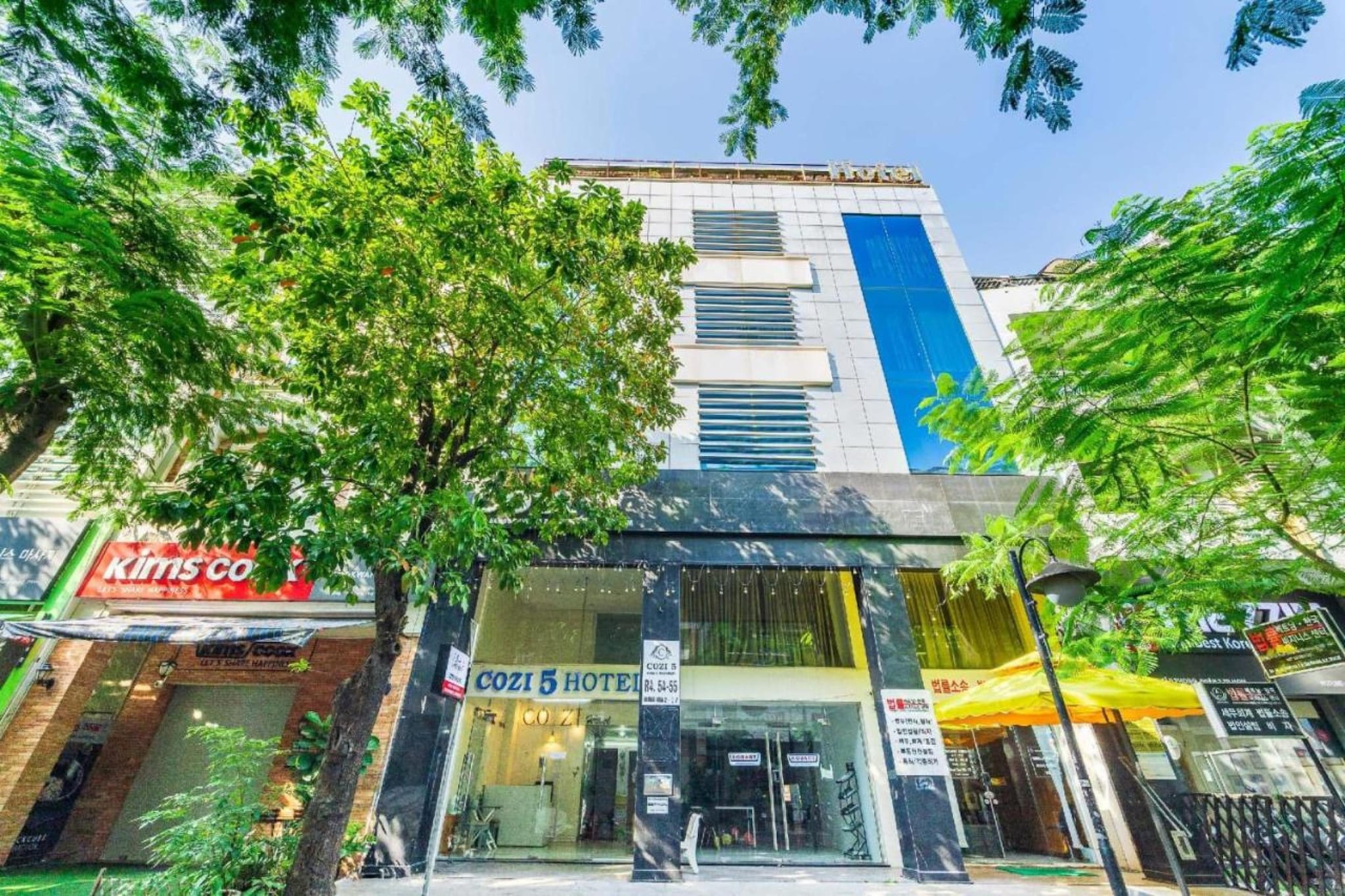 About this property
Comfortable Accommodations: Family-Friendly Superior Stay, Relaxing Prime Spot n Ho Chi Minh City offers comfortable rooms with air-conditioning, showers, and TVs. Each room includes a dining table and a mini-bar, ensuring a pleasant stay.

Essential Facilities: Guests enjoy free WiFi, a 24-hour front desk, room service, and meeting rooms. Free parking is available on-site, and the hotel staff speak English and Vietnamese.

Prime Location: Located 8.1 mi from Tan Son Nhat International Airport, the hotel is near attractions such as Saigon Exhibition and Convention Center (1.2 mi), Nha Rong Wharf (4.3 mi), and Ben Thanh Street Food Market (4.3 mi).